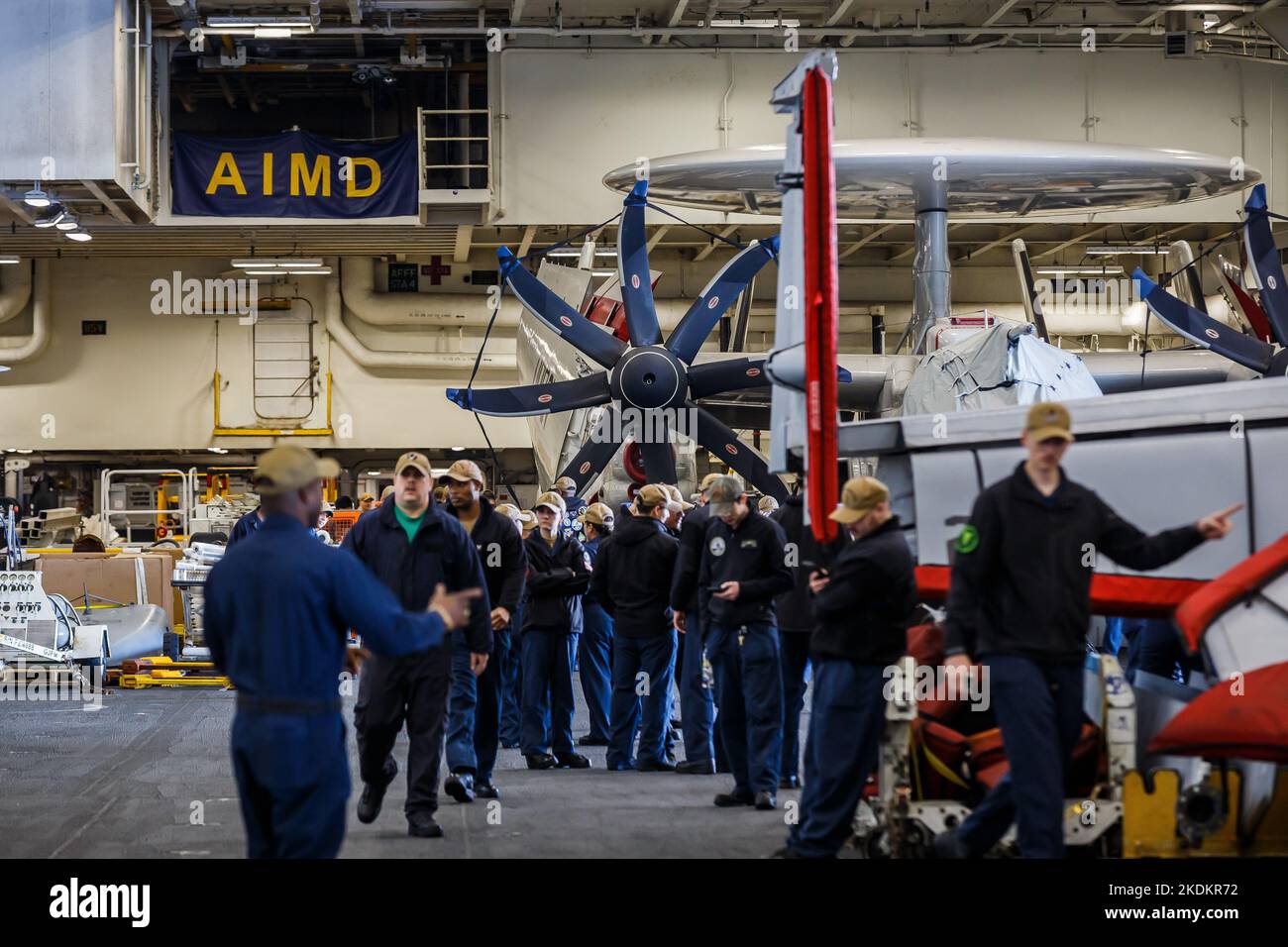 Tour des amerikanischen Flugzeugträgers USS George W. Bush. Fünftausend amerikanische Seeleute des Flugzeugträgers USS George H. W. Bush verbrachten nach der im Mittelmeer stattfindenden Kampfübung Neptun Strike 22,2 fast fünf Tage Urlaub in Split und Umgebung. An dem die kroatische Marine mit einer Reihe von NATO-Verbündeten mit ihrem Raketenschiff „Dubrovnik“ teilnahm. Dieser Flugzeugträger ist der zehnte und letzte der Nimitz-Klasse und nach dem US-Präsidenten Bush (Senior) von 42. benannt, der ebenfalls als erster ehemaliger Präsident diese Ehre erhielt. Es ist genau 333 Meter lang, und re Stockfoto