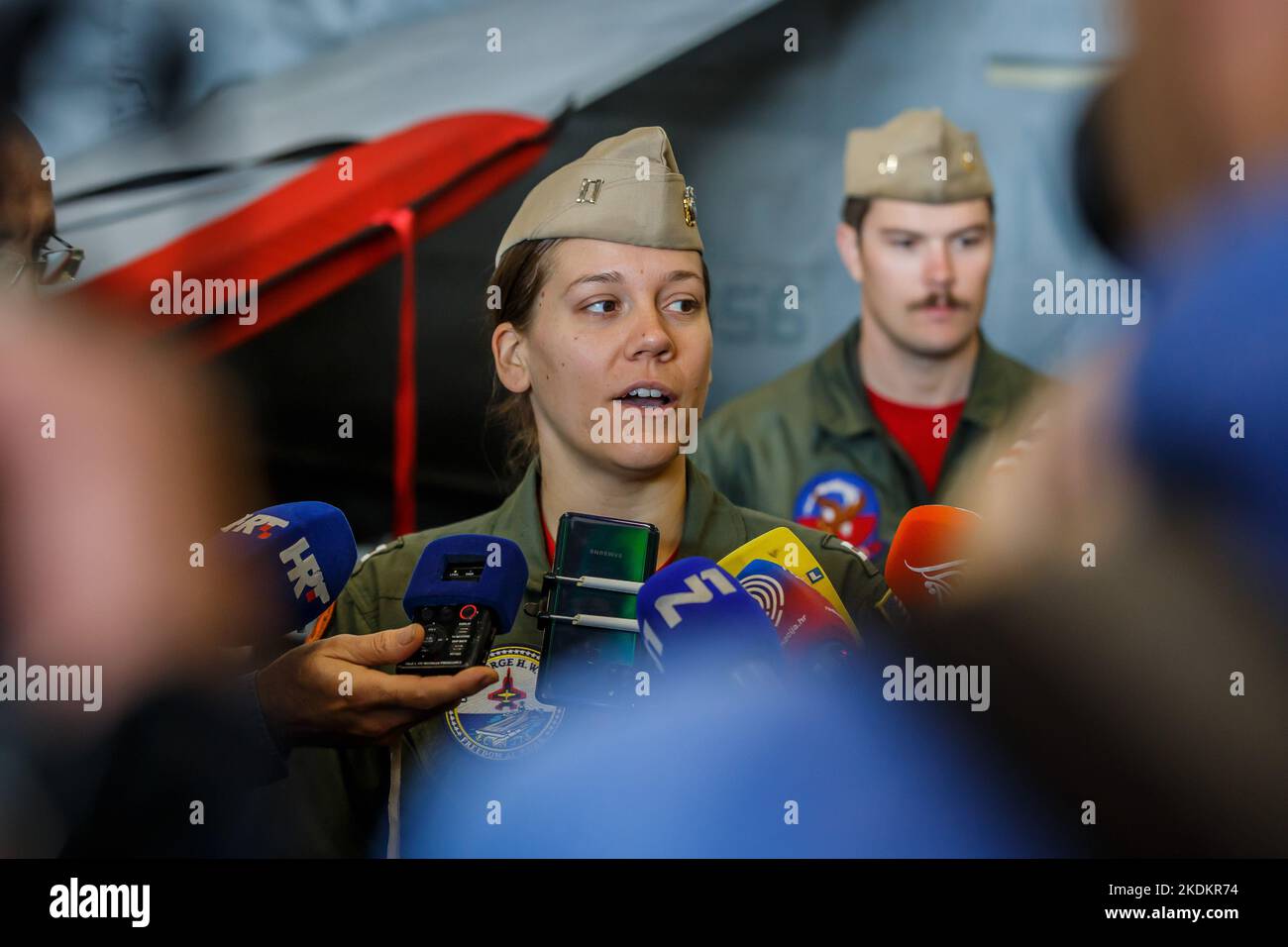 Die Pilotin Sarah Huston spricht während der Tour des amerikanischen Flugzeugträgers USS George W. Bush am 07. November 2022 zu einem Medienvertreter. Fünftausend amerikanische Seeleute des Flugzeugträgers USS George H. W. Bush verbrachten nach der im Mittelmeer stattfindenden Kampfübung Neptun Strike 22,2 fast fünf Tage Urlaub in Split und Umgebung. An dem die kroatische Marine mit einer Reihe von NATO-Verbündeten mit ihrem Raketenschiff „Dubrovnik“ teilnahm. Dieser Flugzeugträger ist der zehnte und letzte der Nimitz-Klasse und nach dem US-Präsidenten Bush (Senior) von 42. benannt, der ebenfalls der erste war Stockfoto
