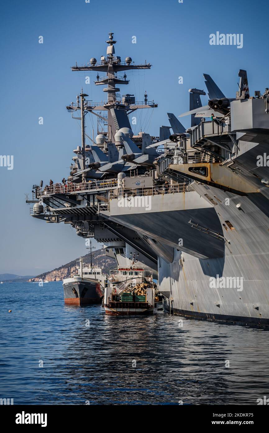 Tour des amerikanischen Flugzeugträgers USS George W. Bush. Fünftausend amerikanische Seeleute des Flugzeugträgers USS George H. W. Bush verbrachten nach der im Mittelmeer stattfindenden Kampfübung Neptun Strike 22,2 fast fünf Tage Urlaub in Split und Umgebung. An dem die kroatische Marine mit einer Reihe von NATO-Verbündeten mit ihrem Raketenschiff „Dubrovnik“ teilnahm. Dieser Flugzeugträger ist der zehnte und letzte der Nimitz-Klasse und nach dem US-Präsidenten Bush (Senior) von 42. benannt, der ebenfalls als erster ehemaliger Präsident diese Ehre erhielt. Es ist genau 333 Meter lang, und re Stockfoto
