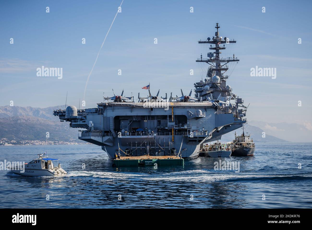 Tour des amerikanischen Flugzeugträgers USS George W. Bush. Fünftausend amerikanische Seeleute des Flugzeugträgers USS George H. W. Bush verbrachten nach der im Mittelmeer stattfindenden Kampfübung Neptun Strike 22,2 fast fünf Tage Urlaub in Split und Umgebung. An dem die kroatische Marine mit einer Reihe von NATO-Verbündeten mit ihrem Raketenschiff „Dubrovnik“ teilnahm. Dieser Flugzeugträger ist der zehnte und letzte der Nimitz-Klasse und nach dem US-Präsidenten Bush (Senior) von 42. benannt, der ebenfalls als erster ehemaliger Präsident diese Ehre erhielt. Es ist genau 333 Meter lang, und re Stockfoto