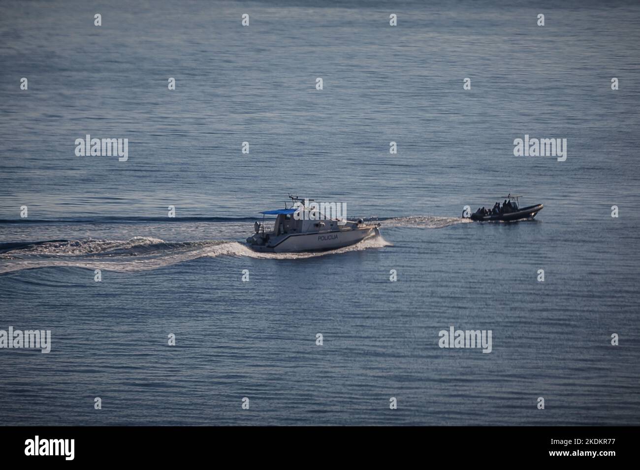 Tour des amerikanischen Flugzeugträgers USS George W. Bush. Fünftausend amerikanische Seeleute des Flugzeugträgers USS George H. W. Bush verbrachten nach der im Mittelmeer stattfindenden Kampfübung Neptun Strike 22,2 fast fünf Tage Urlaub in Split und Umgebung. An dem die kroatische Marine mit einer Reihe von NATO-Verbündeten mit ihrem Raketenschiff „Dubrovnik“ teilnahm. Dieser Flugzeugträger ist der zehnte und letzte der Nimitz-Klasse und nach dem US-Präsidenten Bush (Senior) von 42. benannt, der ebenfalls als erster ehemaliger Präsident diese Ehre erhielt. Es ist genau 333 Meter lang, und re Stockfoto