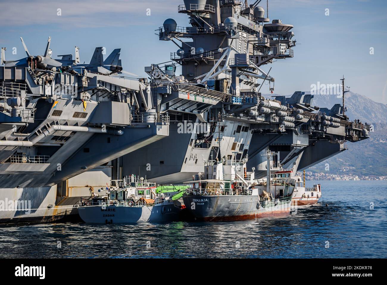 Tour des amerikanischen Flugzeugträgers USS George W. Bush. Fünftausend amerikanische Seeleute des Flugzeugträgers USS George H. W. Bush verbrachten nach der im Mittelmeer stattfindenden Kampfübung Neptun Strike 22,2 fast fünf Tage Urlaub in Split und Umgebung. An dem die kroatische Marine mit einer Reihe von NATO-Verbündeten mit ihrem Raketenschiff „Dubrovnik“ teilnahm. Dieser Flugzeugträger ist der zehnte und letzte der Nimitz-Klasse und nach dem US-Präsidenten Bush (Senior) von 42. benannt, der ebenfalls als erster ehemaliger Präsident diese Ehre erhielt. Es ist genau 333 Meter lang, und re Stockfoto