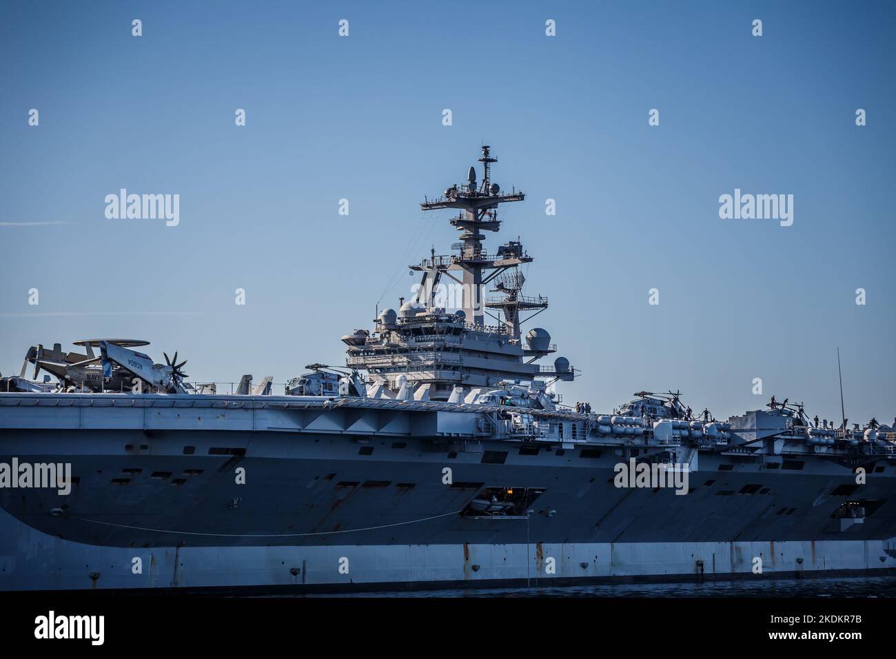 Tour des amerikanischen Flugzeugträgers USS George W. Bush. Fünftausend amerikanische Seeleute des Flugzeugträgers USS George H. W. Bush verbrachten nach der im Mittelmeer stattfindenden Kampfübung Neptun Strike 22,2 fast fünf Tage Urlaub in Split und Umgebung. An dem die kroatische Marine mit einer Reihe von NATO-Verbündeten mit ihrem Raketenschiff „Dubrovnik“ teilnahm. Dieser Flugzeugträger ist der zehnte und letzte der Nimitz-Klasse und nach dem US-Präsidenten Bush (Senior) von 42. benannt, der ebenfalls als erster ehemaliger Präsident diese Ehre erhielt. Es ist genau 333 Meter lang, und re Stockfoto