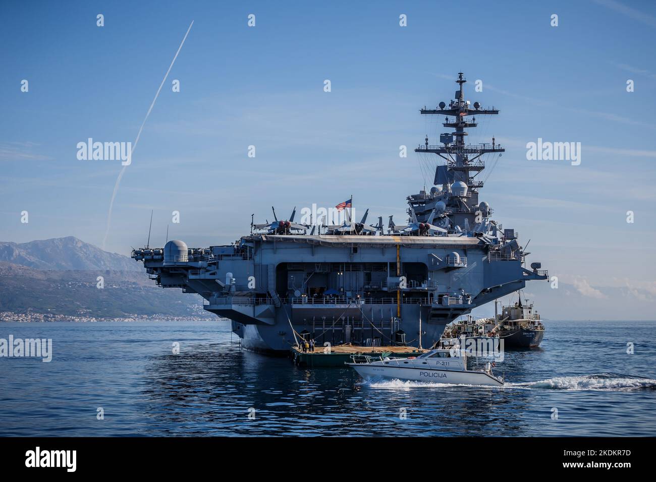 Tour des amerikanischen Flugzeugträgers USS George W. Bush. Fünftausend amerikanische Seeleute des Flugzeugträgers USS George H. W. Bush verbrachten nach der im Mittelmeer stattfindenden Kampfübung Neptun Strike 22,2 fast fünf Tage Urlaub in Split und Umgebung. An dem die kroatische Marine mit einer Reihe von NATO-Verbündeten mit ihrem Raketenschiff „Dubrovnik“ teilnahm. Dieser Flugzeugträger ist der zehnte und letzte der Nimitz-Klasse und nach dem US-Präsidenten Bush (Senior) von 42. benannt, der ebenfalls als erster ehemaliger Präsident diese Ehre erhielt. Es ist genau 333 Meter lang, und re Stockfoto