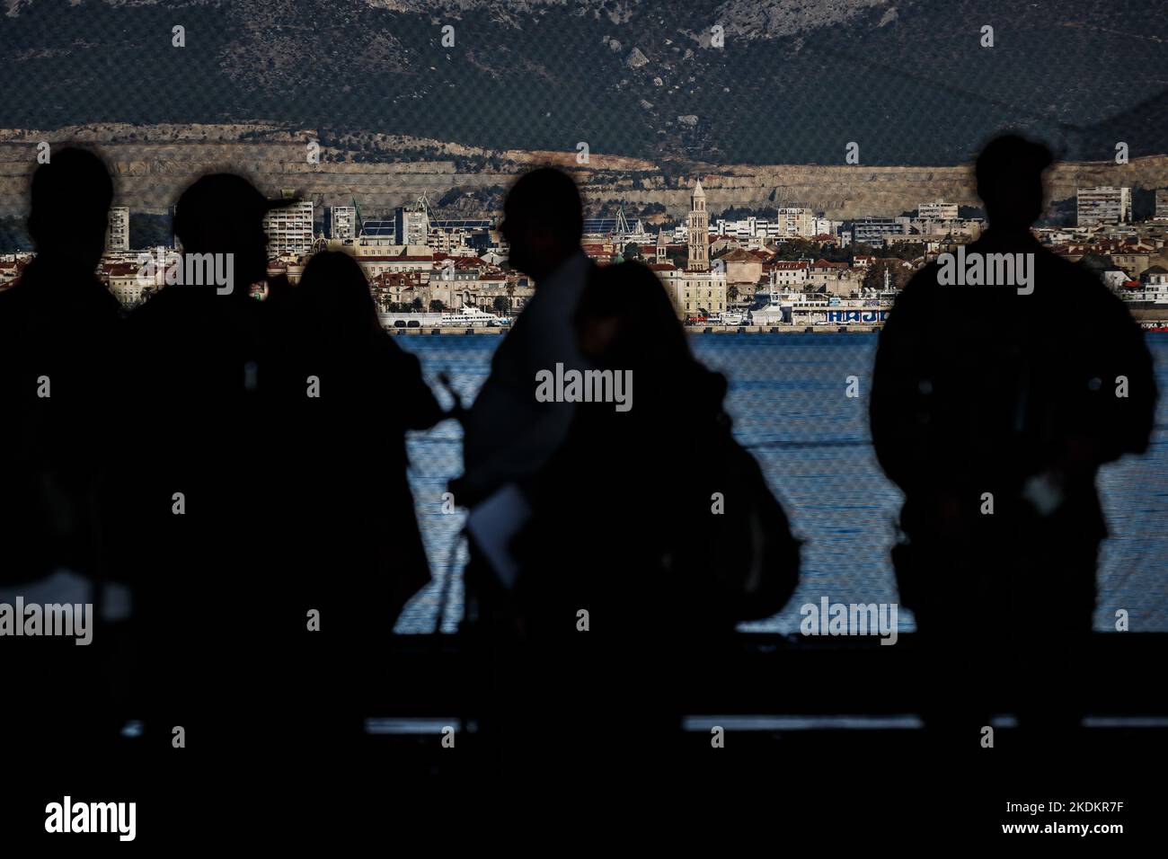 Tour des amerikanischen Flugzeugträgers USS George W. Bush. Fünftausend amerikanische Seeleute des Flugzeugträgers USS George H. W. Bush verbrachten nach der im Mittelmeer stattfindenden Kampfübung Neptun Strike 22,2 fast fünf Tage Urlaub in Split und Umgebung. An dem die kroatische Marine mit einer Reihe von NATO-Verbündeten mit ihrem Raketenschiff „Dubrovnik“ teilnahm. Dieser Flugzeugträger ist der zehnte und letzte der Nimitz-Klasse und nach dem US-Präsidenten Bush (Senior) von 42. benannt, der ebenfalls als erster ehemaliger Präsident diese Ehre erhielt. Es ist genau 333 Meter lang, und re Stockfoto