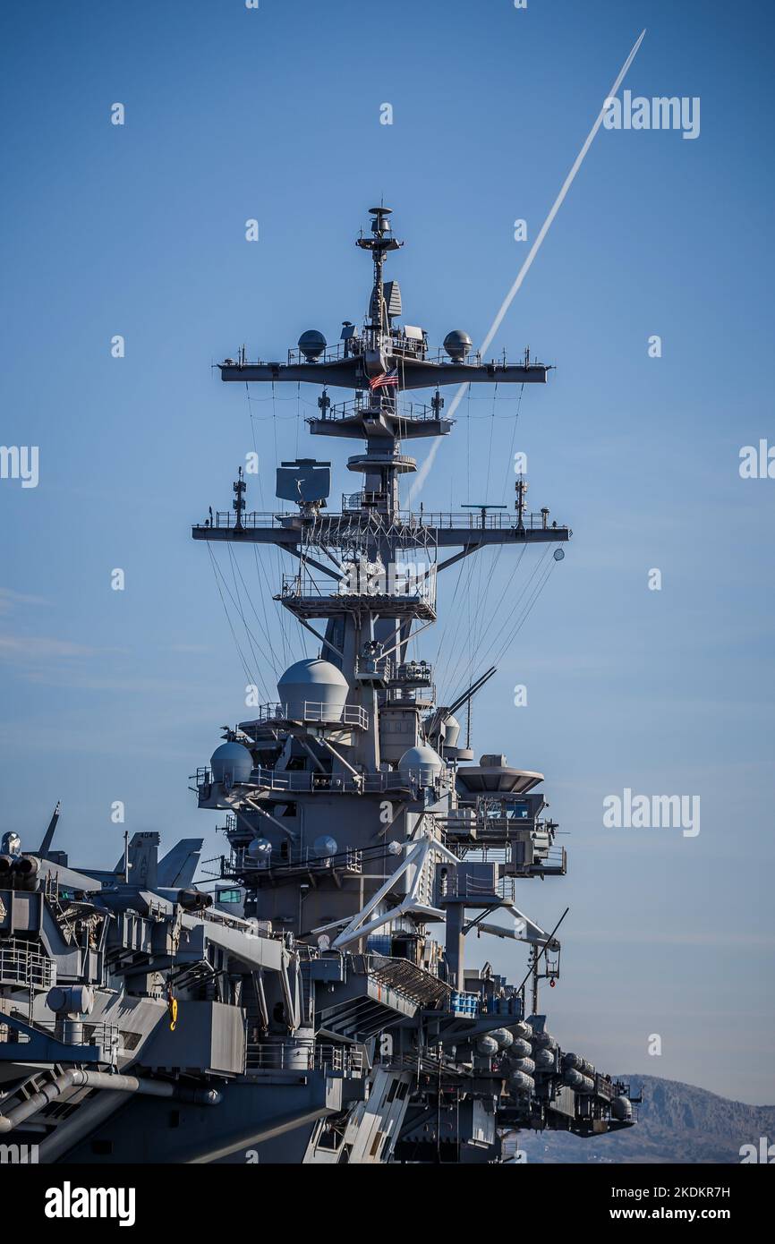 Tour des amerikanischen Flugzeugträgers USS George W. Bush. Fünftausend amerikanische Seeleute des Flugzeugträgers USS George H. W. Bush verbrachten nach der im Mittelmeer stattfindenden Kampfübung Neptun Strike 22,2 fast fünf Tage Urlaub in Split und Umgebung. An dem die kroatische Marine mit einer Reihe von NATO-Verbündeten mit ihrem Raketenschiff „Dubrovnik“ teilnahm. Dieser Flugzeugträger ist der zehnte und letzte der Nimitz-Klasse und nach dem US-Präsidenten Bush (Senior) von 42. benannt, der ebenfalls als erster ehemaliger Präsident diese Ehre erhielt. Es ist genau 333 Meter lang, und re Stockfoto