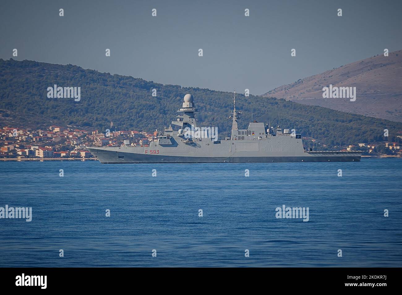 Tour des amerikanischen Flugzeugträgers USS George W. Bush. Fünftausend amerikanische Seeleute des Flugzeugträgers USS George H. W. Bush verbrachten nach der im Mittelmeer stattfindenden Kampfübung Neptun Strike 22,2 fast fünf Tage Urlaub in Split und Umgebung. An dem die kroatische Marine mit einer Reihe von NATO-Verbündeten mit ihrem Raketenschiff „Dubrovnik“ teilnahm. Dieser Flugzeugträger ist der zehnte und letzte der Nimitz-Klasse und nach dem US-Präsidenten Bush (Senior) von 42. benannt, der ebenfalls als erster ehemaliger Präsident diese Ehre erhielt. Es ist genau 333 Meter lang, und re Stockfoto