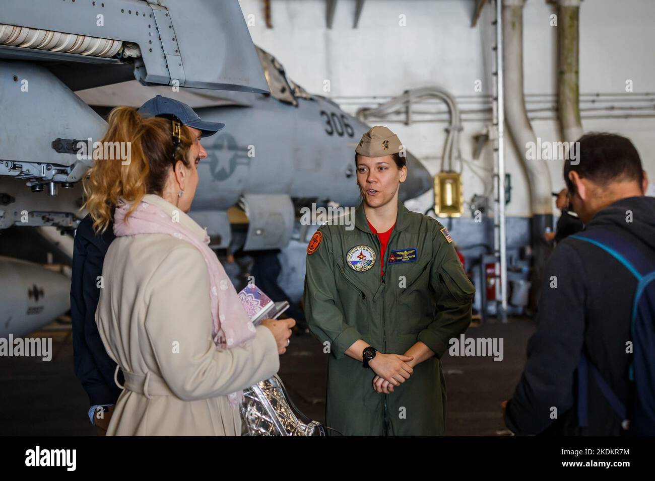 Die Pilotin Sarah Huston spricht während der Tour des amerikanischen Flugzeugträgers USS George W. Bush am 07. November 2022 zu einem Medienvertreter. Fünftausend amerikanische Seeleute des Flugzeugträgers USS George H. W. Bush verbrachten nach der im Mittelmeer stattfindenden Kampfübung Neptun Strike 22,2 fast fünf Tage Urlaub in Split und Umgebung. An dem die kroatische Marine mit einer Reihe von NATO-Verbündeten mit ihrem Raketenschiff „Dubrovnik“ teilnahm. Dieser Flugzeugträger ist der zehnte und letzte der Nimitz-Klasse und nach dem US-Präsidenten Bush (Senior) von 42. benannt, der ebenfalls der erste war Stockfoto