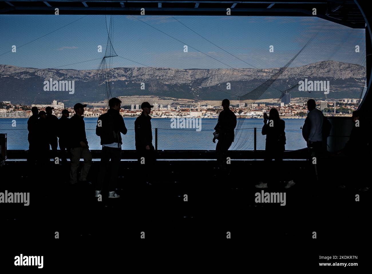 Tour des amerikanischen Flugzeugträgers USS George W. Bush. Fünftausend amerikanische Seeleute des Flugzeugträgers USS George H. W. Bush verbrachten nach der im Mittelmeer stattfindenden Kampfübung Neptun Strike 22,2 fast fünf Tage Urlaub in Split und Umgebung. An dem die kroatische Marine mit einer Reihe von NATO-Verbündeten mit ihrem Raketenschiff „Dubrovnik“ teilnahm. Dieser Flugzeugträger ist der zehnte und letzte der Nimitz-Klasse und nach dem US-Präsidenten Bush (Senior) von 42. benannt, der ebenfalls als erster ehemaliger Präsident diese Ehre erhielt. Es ist genau 333 Meter lang, und re Stockfoto