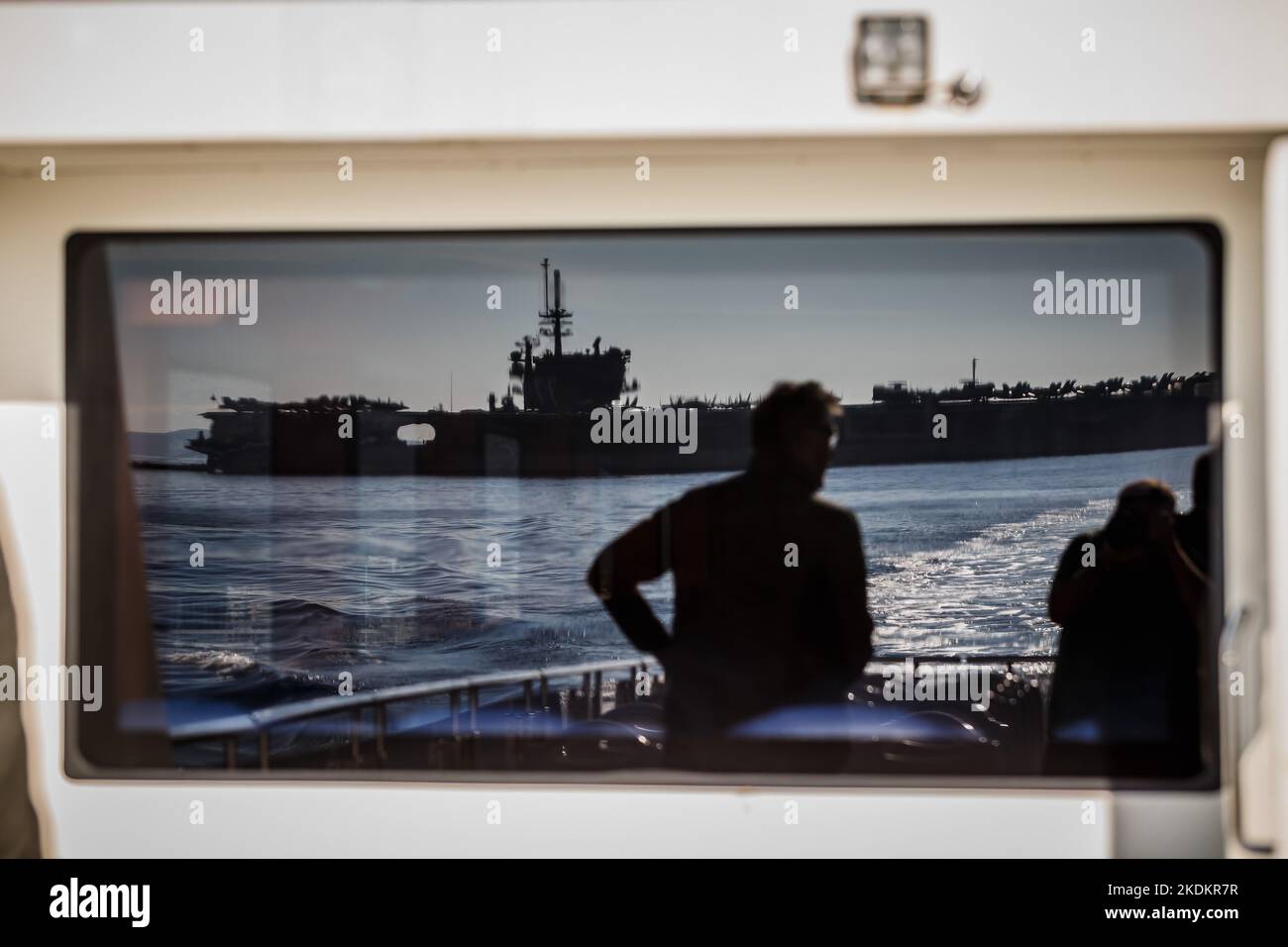 Tour des amerikanischen Flugzeugträgers USS George W. Bush. Fünftausend amerikanische Seeleute des Flugzeugträgers USS George H. W. Bush verbrachten nach der im Mittelmeer stattfindenden Kampfübung Neptun Strike 22,2 fast fünf Tage Urlaub in Split und Umgebung. An dem die kroatische Marine mit einer Reihe von NATO-Verbündeten mit ihrem Raketenschiff „Dubrovnik“ teilnahm. Dieser Flugzeugträger ist der zehnte und letzte der Nimitz-Klasse und nach dem US-Präsidenten Bush (Senior) von 42. benannt, der ebenfalls als erster ehemaliger Präsident diese Ehre erhielt. Es ist genau 333 Meter lang, und re Stockfoto