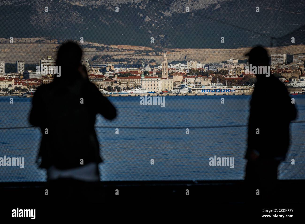 Tour des amerikanischen Flugzeugträgers USS George W. Bush. Fünftausend amerikanische Seeleute des Flugzeugträgers USS George H. W. Bush verbrachten nach der im Mittelmeer stattfindenden Kampfübung Neptun Strike 22,2 fast fünf Tage Urlaub in Split und Umgebung. An dem die kroatische Marine mit einer Reihe von NATO-Verbündeten mit ihrem Raketenschiff „Dubrovnik“ teilnahm. Dieser Flugzeugträger ist der zehnte und letzte der Nimitz-Klasse und nach dem US-Präsidenten Bush (Senior) von 42. benannt, der ebenfalls als erster ehemaliger Präsident diese Ehre erhielt. Es ist genau 333 Meter lang, und re Stockfoto