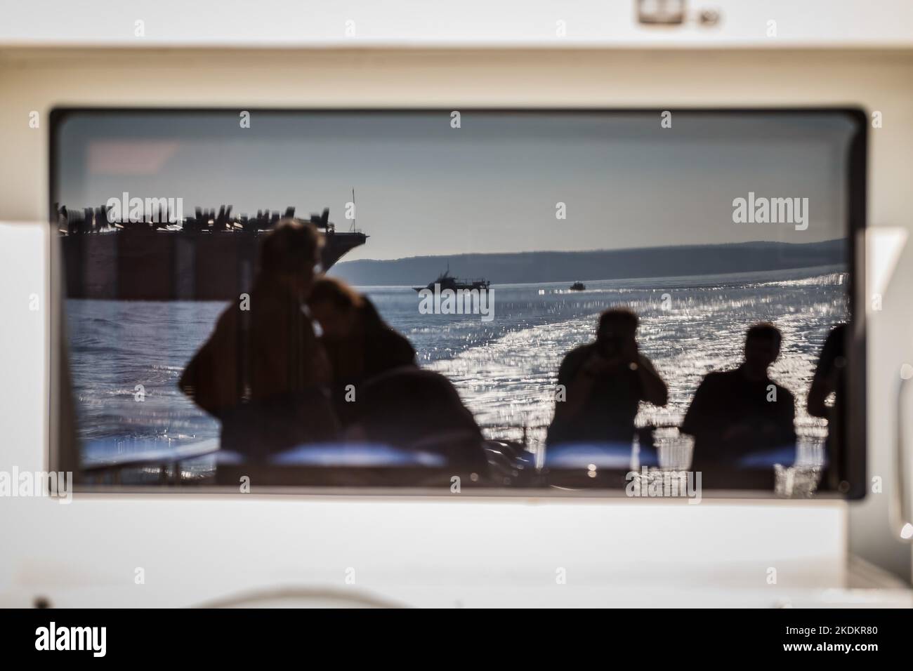 Tour des amerikanischen Flugzeugträgers USS George W. Bush. Fünftausend amerikanische Seeleute des Flugzeugträgers USS George H. W. Bush verbrachten nach der im Mittelmeer stattfindenden Kampfübung Neptun Strike 22,2 fast fünf Tage Urlaub in Split und Umgebung. An dem die kroatische Marine mit einer Reihe von NATO-Verbündeten mit ihrem Raketenschiff „Dubrovnik“ teilnahm. Dieser Flugzeugträger ist der zehnte und letzte der Nimitz-Klasse und nach dem US-Präsidenten Bush (Senior) von 42. benannt, der ebenfalls als erster ehemaliger Präsident diese Ehre erhielt. Es ist genau 333 Meter lang, und re Stockfoto