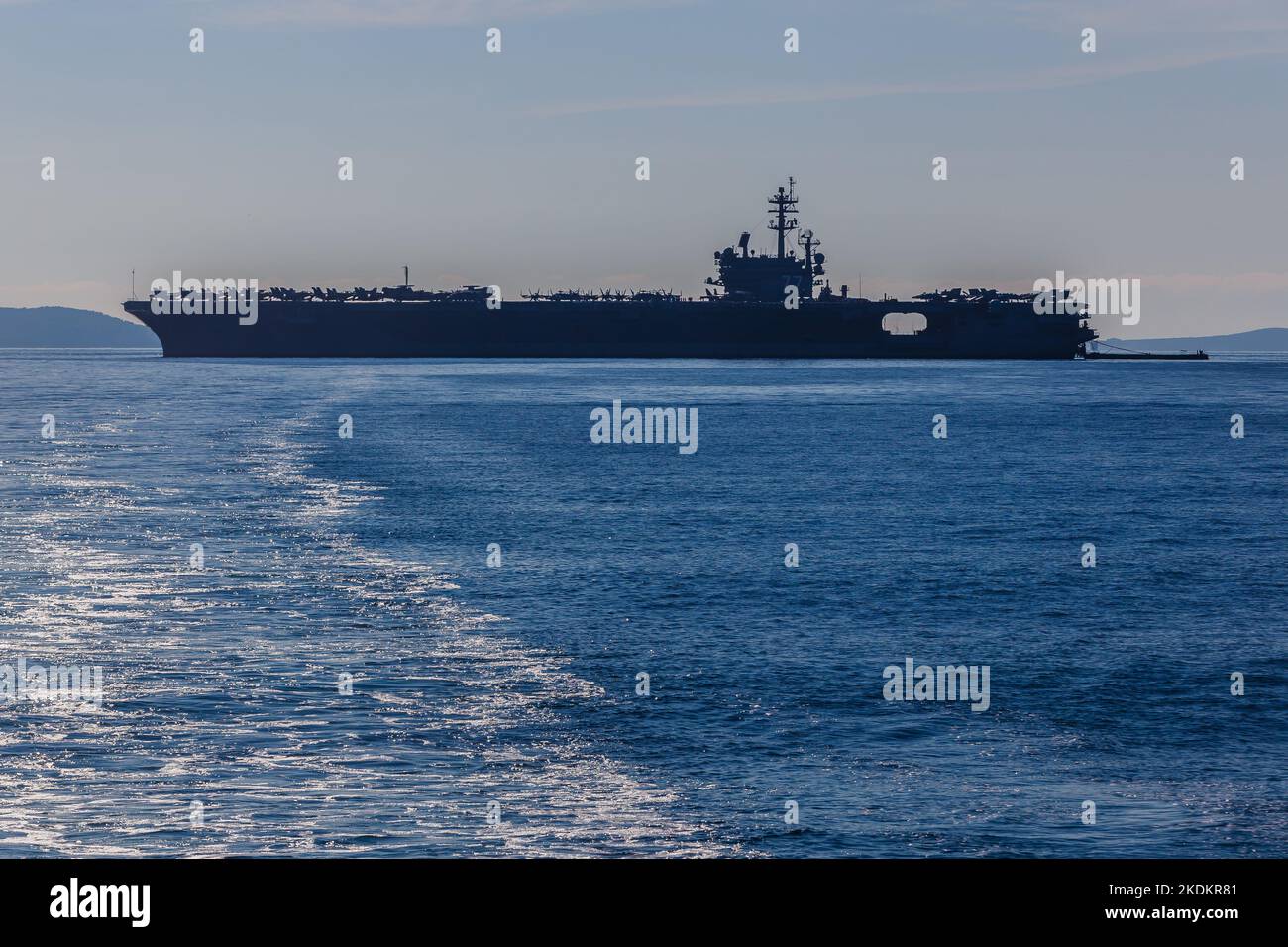 Tour des amerikanischen Flugzeugträgers USS George W. Bush. Fünftausend amerikanische Seeleute des Flugzeugträgers USS George H. W. Bush verbrachten nach der im Mittelmeer stattfindenden Kampfübung Neptun Strike 22,2 fast fünf Tage Urlaub in Split und Umgebung. An dem die kroatische Marine mit einer Reihe von NATO-Verbündeten mit ihrem Raketenschiff „Dubrovnik“ teilnahm. Dieser Flugzeugträger ist der zehnte und letzte der Nimitz-Klasse und nach dem US-Präsidenten Bush (Senior) von 42. benannt, der ebenfalls als erster ehemaliger Präsident diese Ehre erhielt. Es ist genau 333 Meter lang, und re Stockfoto