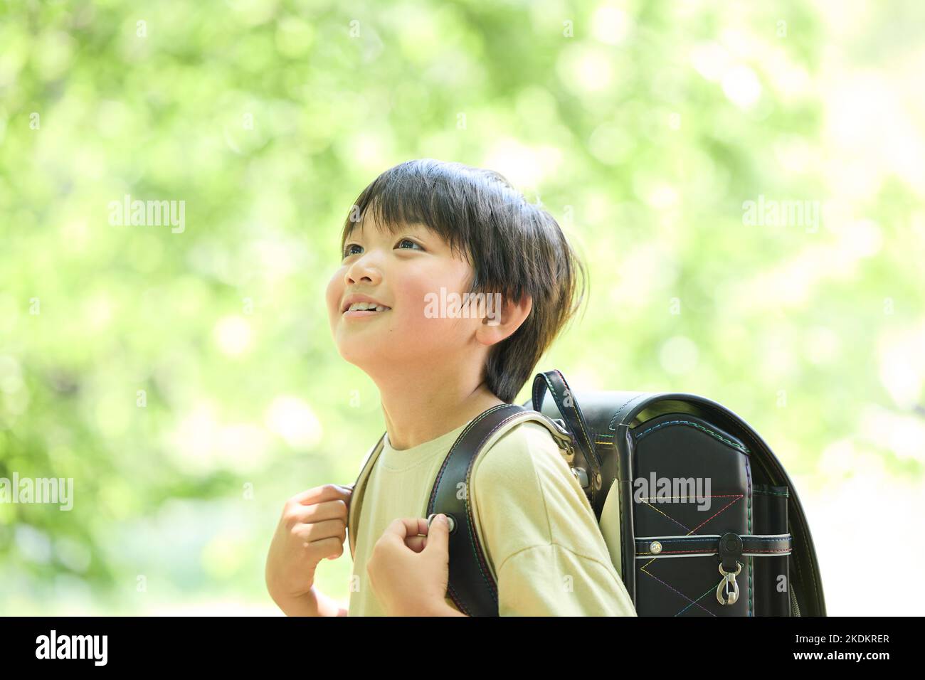 Japanisches Kind im Stadtpark Stockfoto