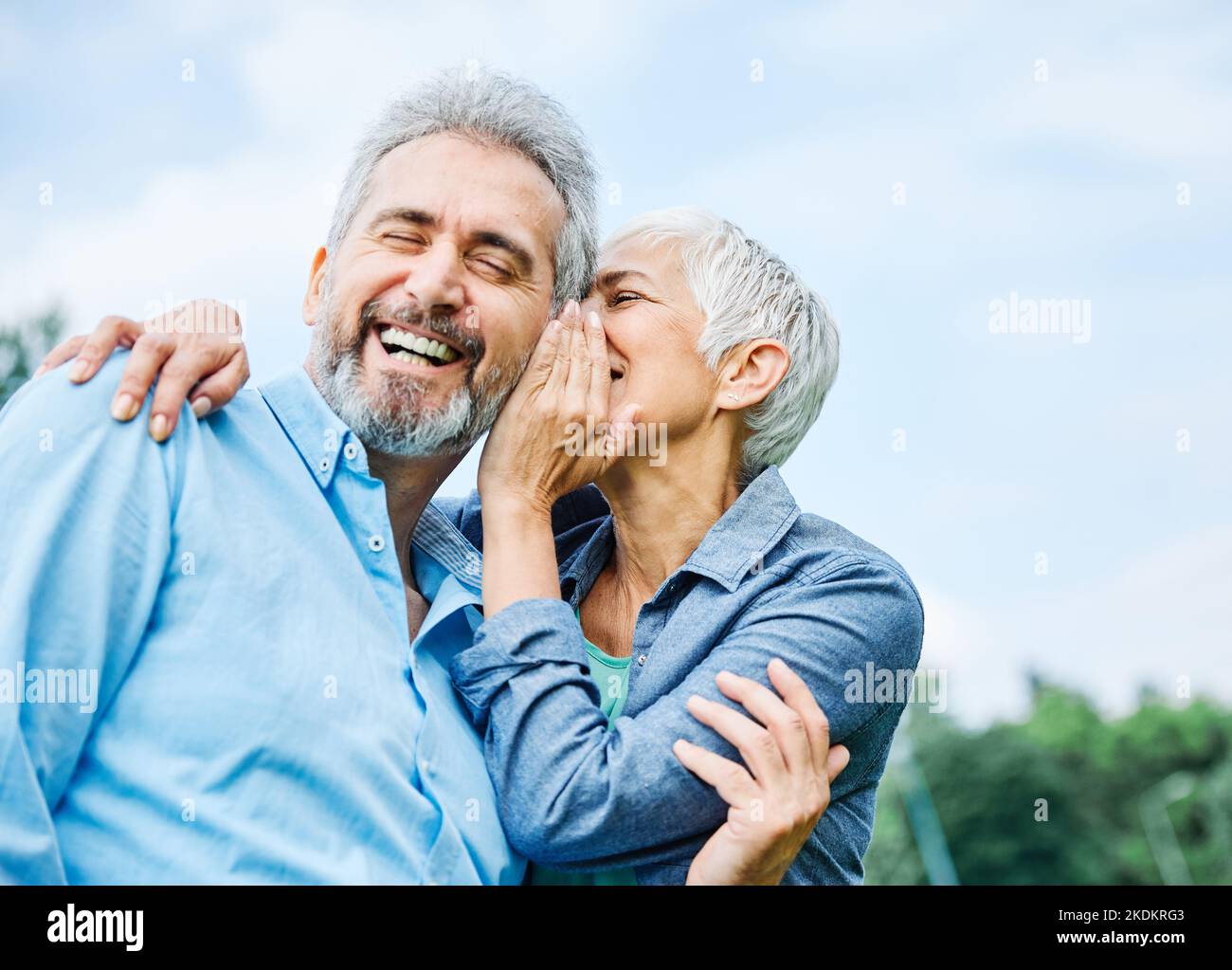 Ältere Paare glücklich Ältere lieben zusammen Ruhestand Lebensstil lächelnd Mann Frau reifen Ohr Klatsch Geheimnis Flüstern flüstern Stockfoto