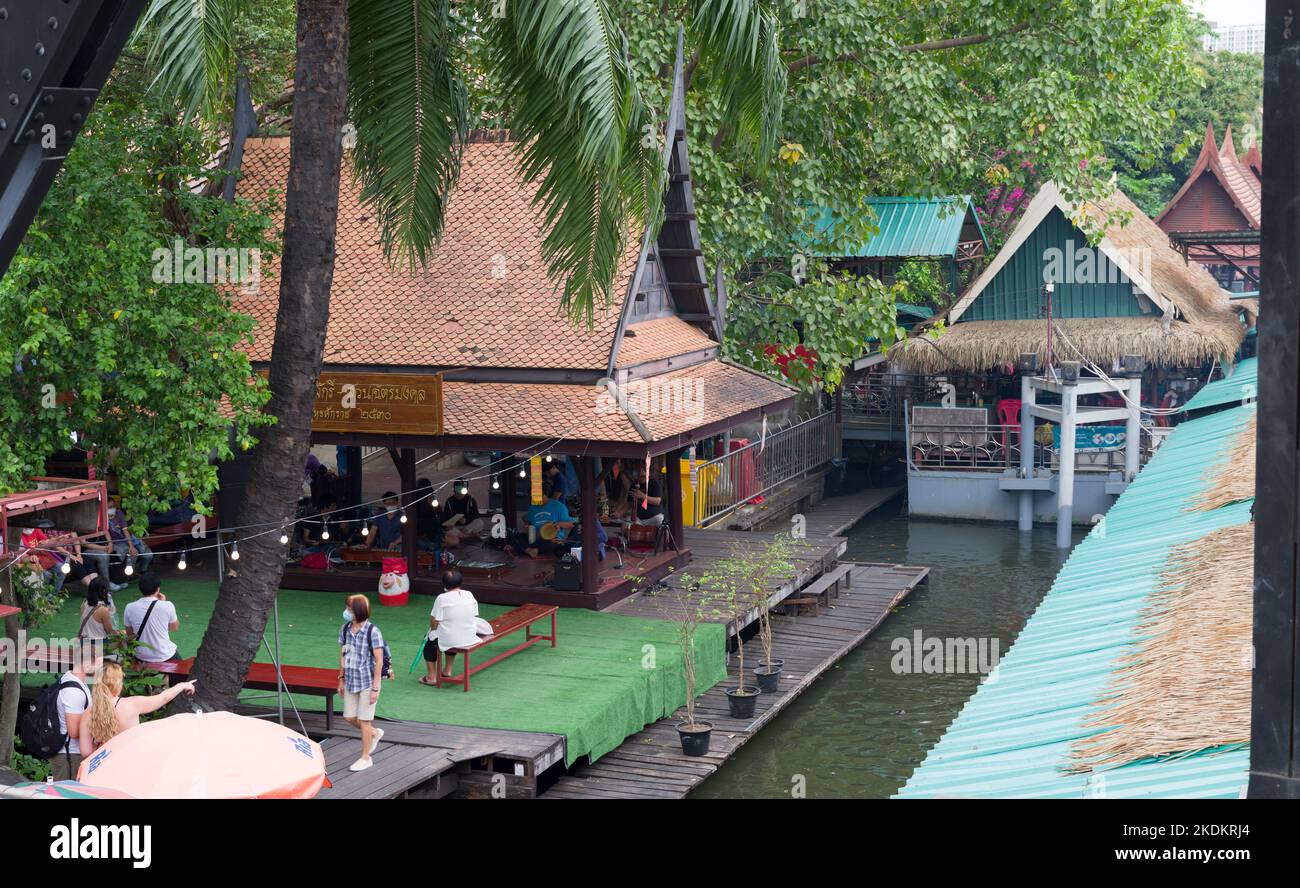 Bangkok, Thailand. 4. November 2022; Taling Chan Floating Market. Bangkok traditionelle Bootstour Hafen und Promenade. Stockfoto