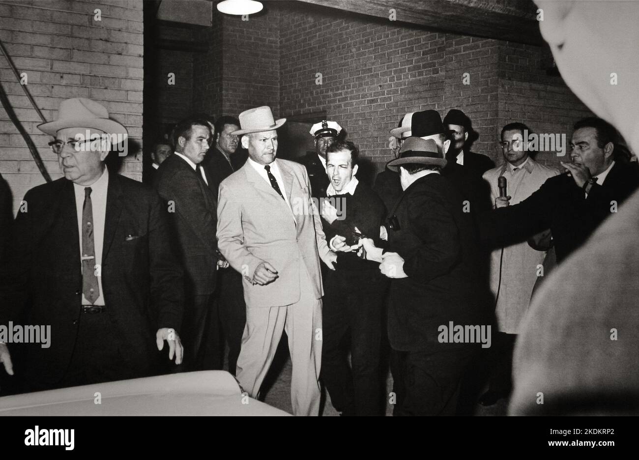 Jack Ruby (52) erschießt Lee Harvey Oswald (24). Gewinner des Pulitzer-Preises für Fotografie 1964 - Autor Robert H. Jackson - ungeschnittene Version Stockfoto