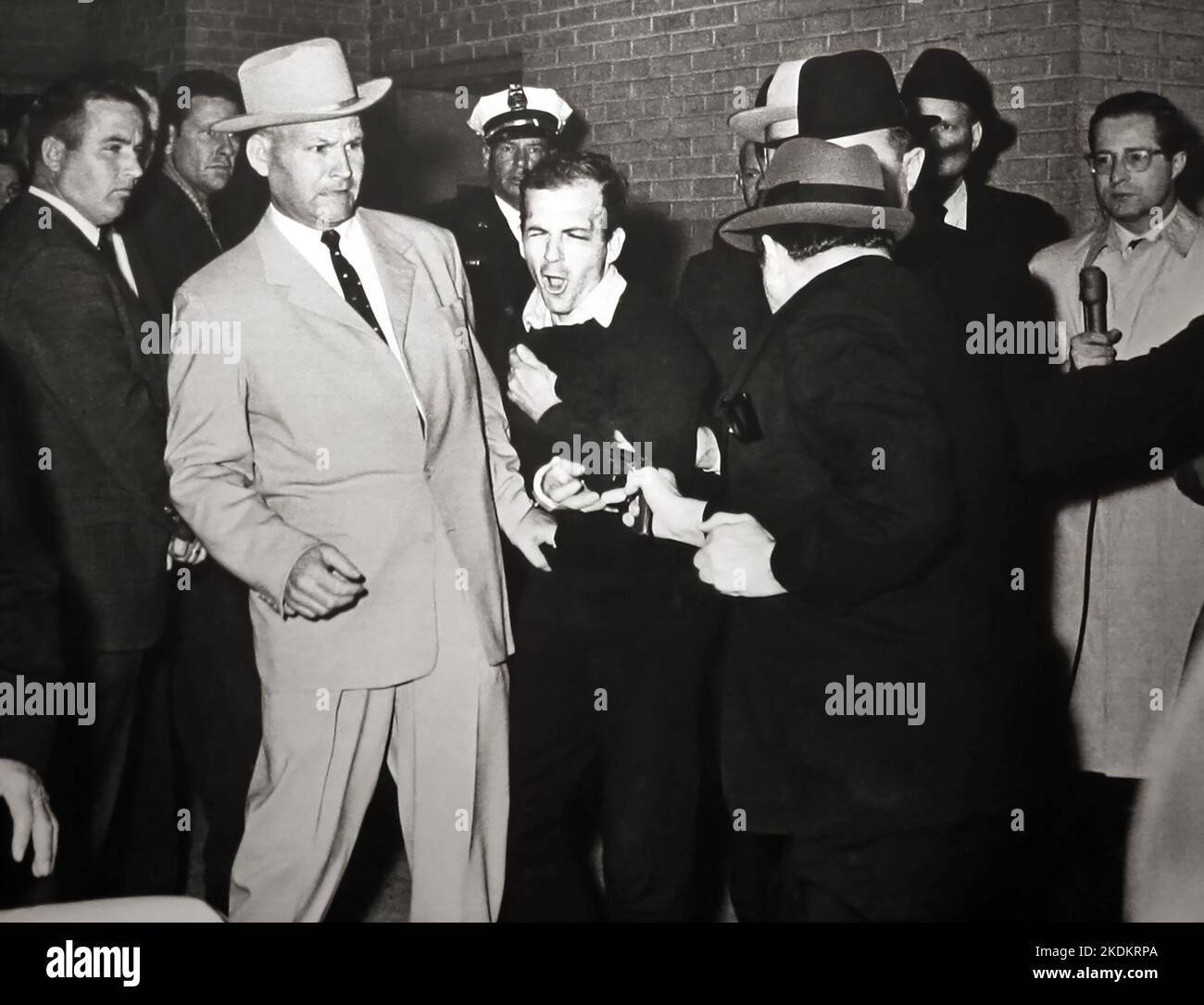 Jack Ruby (52) erschießt Lee Harvey Oswald (24). Gewinner des Pulitzer-Preises für Fotografie 1964 - Autor Robert H. Jackson. Stockfoto