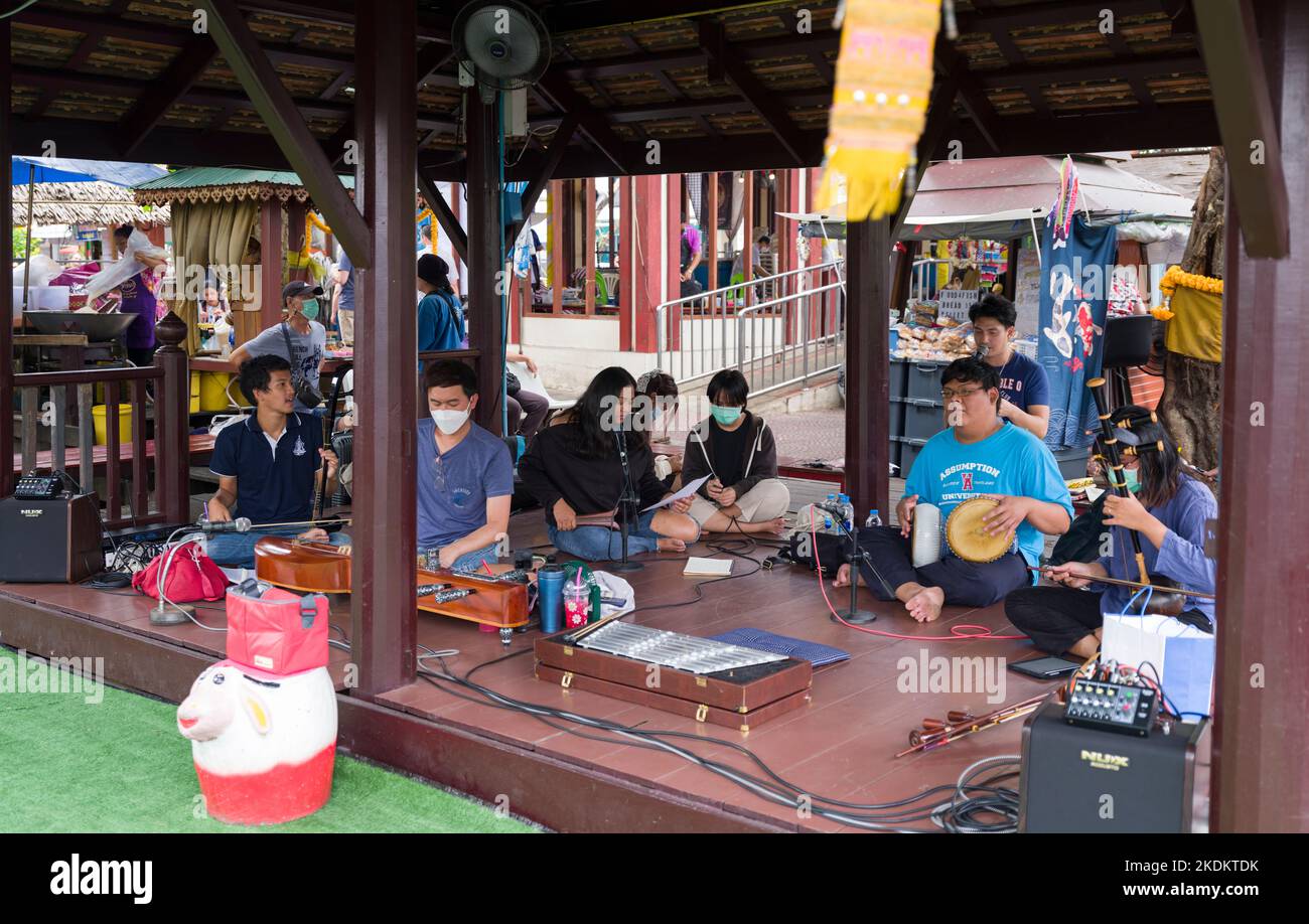 Bangkok, Thailand. 4. November 2022; Jugendliche, die traditionelle thailändische Musik auf dem Floating Market von Taling Chan aufführen. Bangkok traditionellen Bootstour Hafen Stockfoto