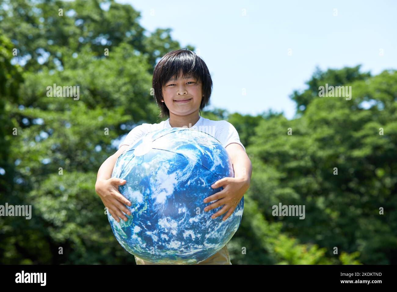 Japanisches Kind im Stadtpark Stockfoto