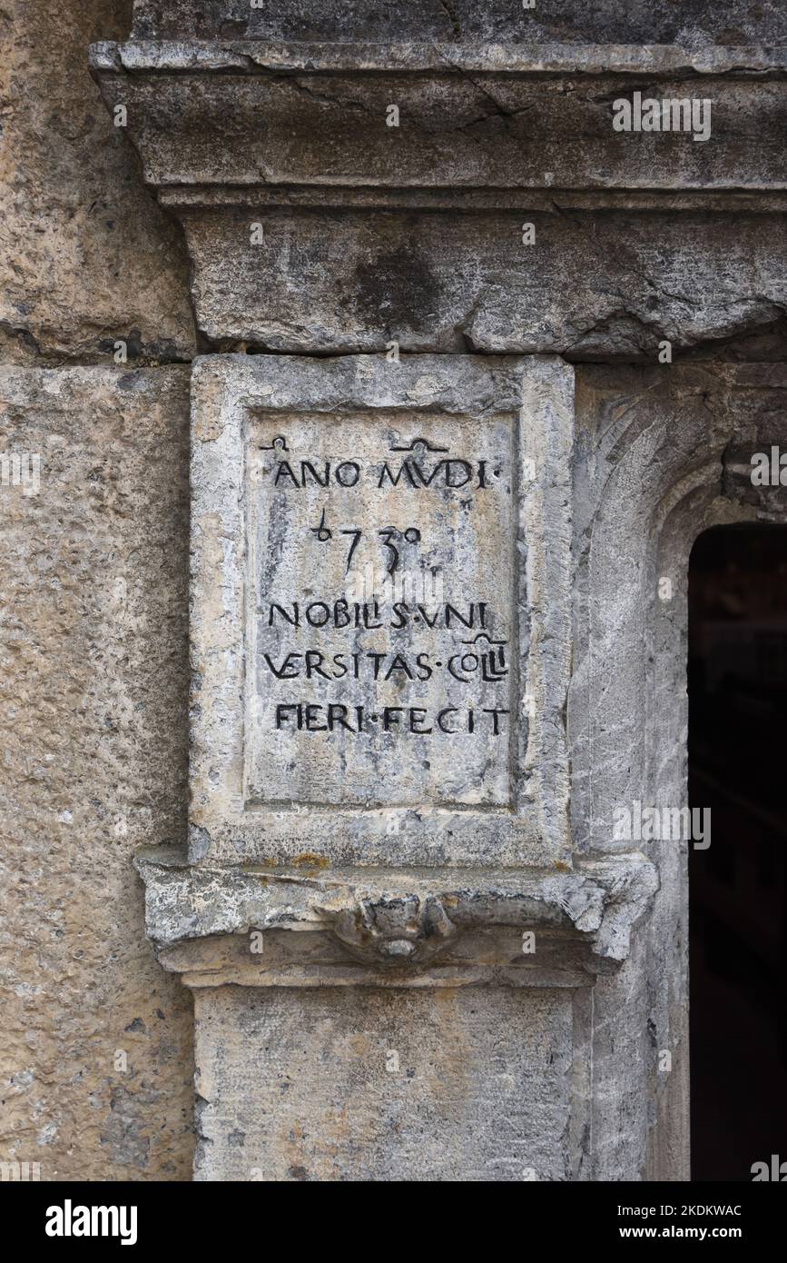 Lateinische Inschrift an der Tür der Kirche Old Saint Jean, wiederverwendet in der Kirche Saint-Martin, gewidmet "dem edlen Volk" von Colmars-les-Alpes Frankreich Stockfoto