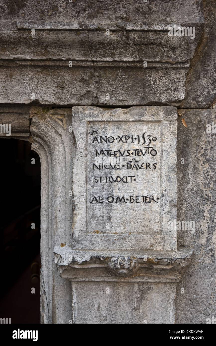 Lateinische Inschrift an der Tür der alten Kirche Saint Jean, wiederverwendet in der Kirche Saint Martin, dem Architekten Mathieu d'Anvers 1530 Colmars-les-Alpes gewidmet Stockfoto
