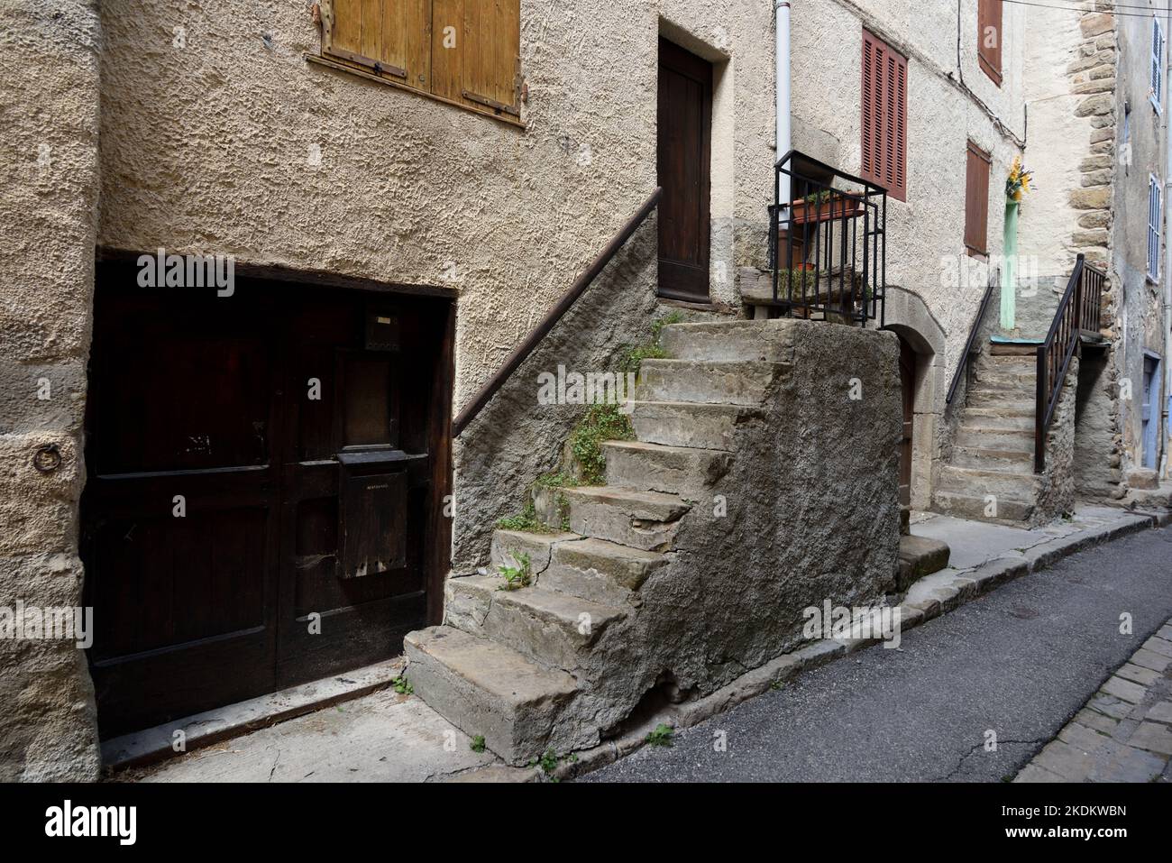 Kurze Treppe, die zu den Eingangstüren der Dorfhäuser führt (Aufstiege über schneebedeckten und schmutzigen Straßen) Beauvezer Alpes-de-Haute-Provence Frankreich Stockfoto