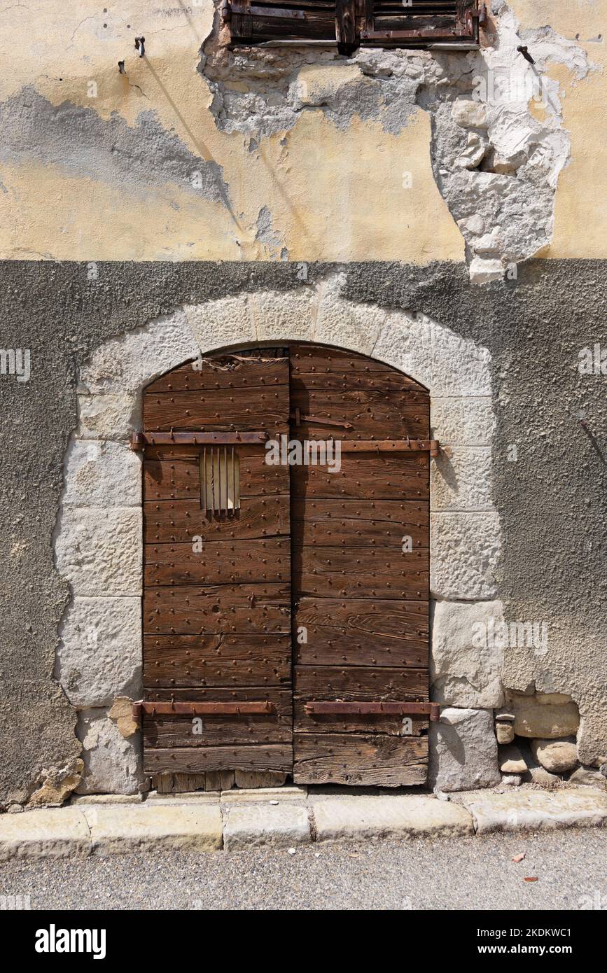 Alte Holztür oder Torweg oder baufällige Gebäude in Beauvezer Alpes-de-Haute-Provence Frankreich Stockfoto