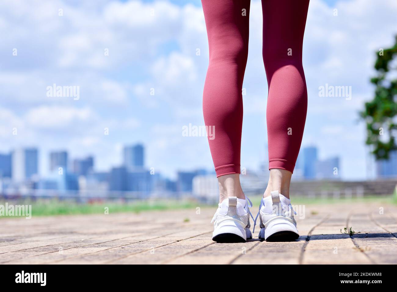 Junge Japaner trainieren in der Innenstadt Stockfoto