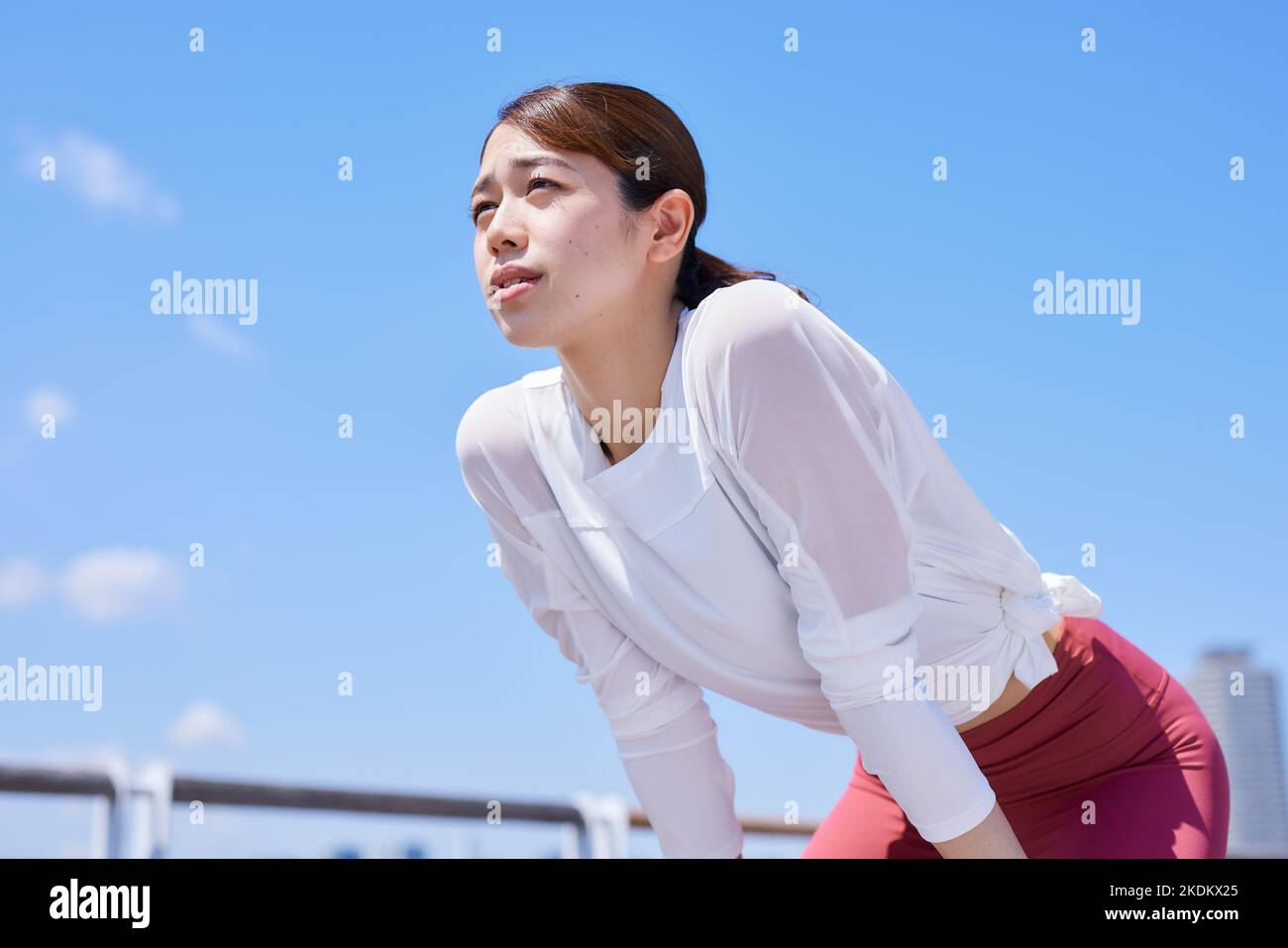 Junge Japaner trainieren in der Innenstadt Stockfoto