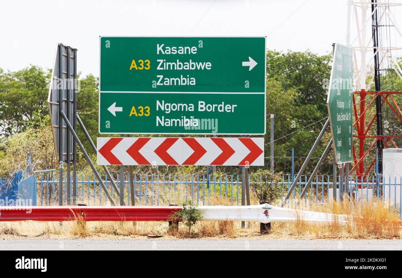Botsuana-Grenze, Afrika; Straßenschild an der Botsuana-Grenze zu Namibia, Kasane, Botsuana-Afrika. Afrikanische Landesgrenze. Stockfoto