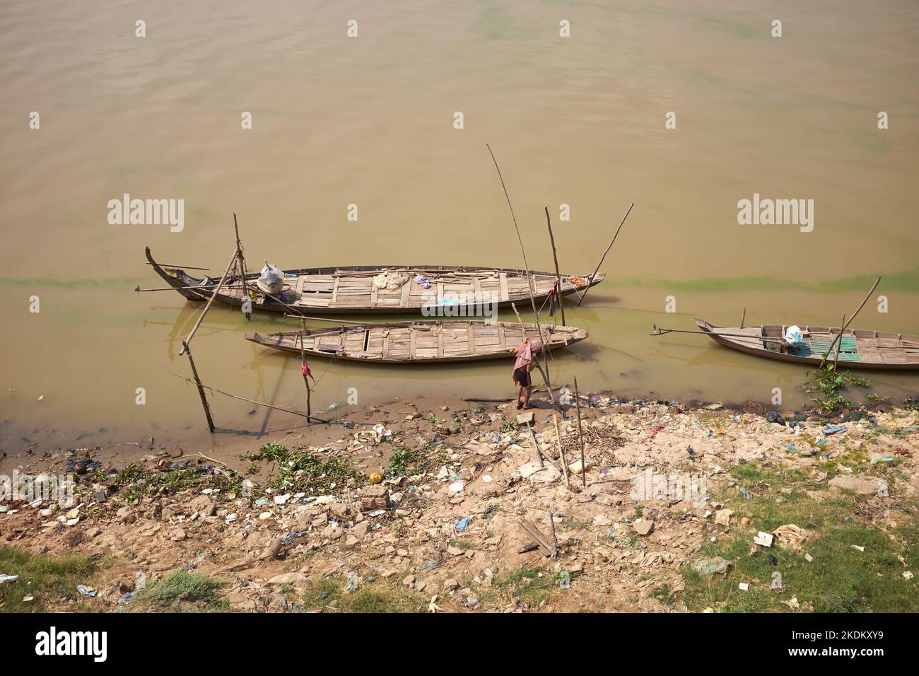 Holzboote entlang des Flusses in Phnom Penh Kambodscha Stockfoto