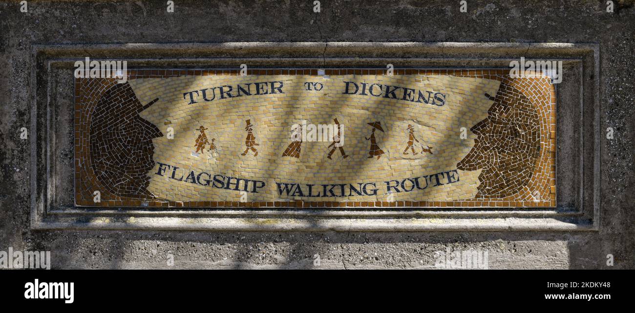 Turner und Dickens laufen zwischen Margate und Broadstairs. Mosaikschild an der Holy Trinity und St Johns C of E Primary School, Margate, Kent, England, Großbritannien Stockfoto