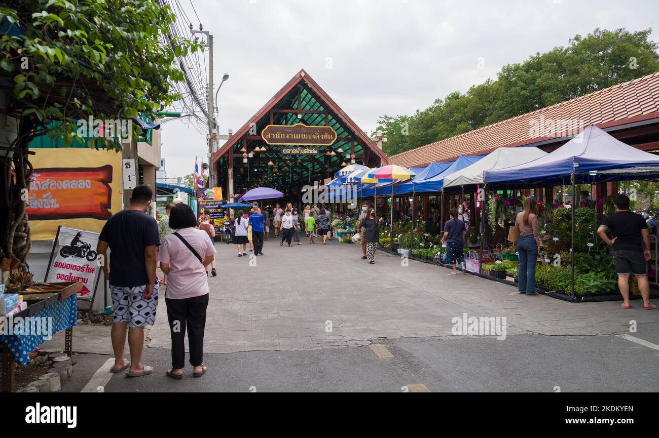 Bangkok, Thailand. 4. November 2022; Eingang zum schwimmenden Marktgebäude von Taling Chan. Leute, die einkaufen. Stockfoto
