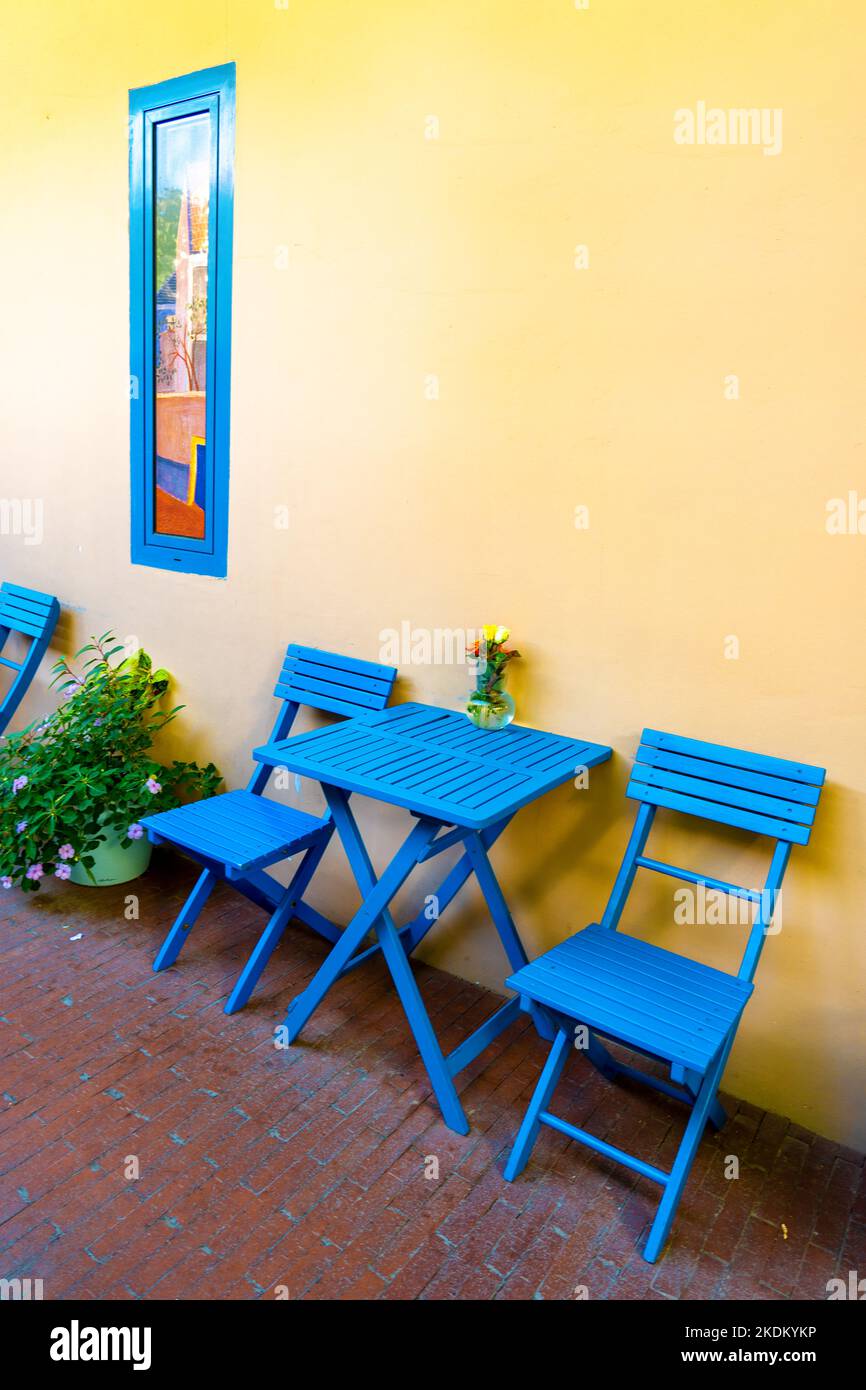 Wunderschöne farbenfrohe Stadtdetails von Szentendre mit blauem Tisch und Stühlen Stockfoto