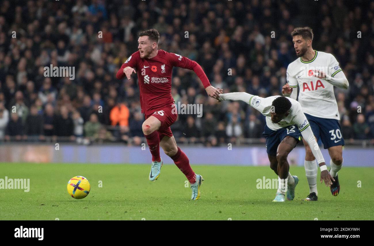 London, Großbritannien. 06.. November 2022. Andrew Robertson von Liverpool (l) in Aktion. Premier League Spiel, Tottenham Hotspur gegen Liverpool am Sonntag, 6.. November 2022, im Tottenham Hotspur Stadium in London. Dieses Bild darf nur für redaktionelle Zwecke verwendet werden. Nur zur redaktionellen Verwendung, Lizenz für kommerzielle Nutzung erforderlich. Keine Verwendung bei Wetten, Spielen oder Publikationen eines einzelnen Clubs/einer Liga/eines einzelnen Spielers. PIC by Sandra Mailer/Andrew Orchard Sports Photography/Alamy Live News Credit: Andrew Orchard Sports Photography/Alamy Live News Stockfoto
