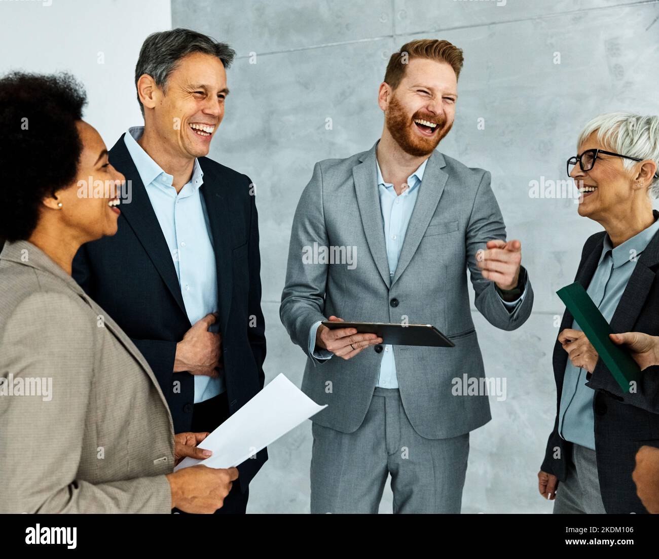 Junge Geschäftsleute treffen Büro Teamarbeit Gruppenvorstellung Seminar Senior reifen Kollegen zusammen Stockfoto