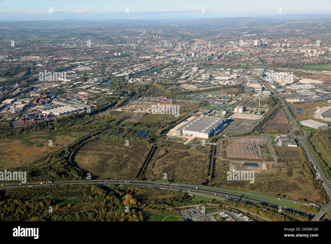Luftaufnahme des Cross Green & Skelton-Gebiets von Leeds mit Blick nach Westen zur Skyline des Stadtzentrums von Leeds von der Anschlussstelle 45 der Autobahn M1 Stockfoto