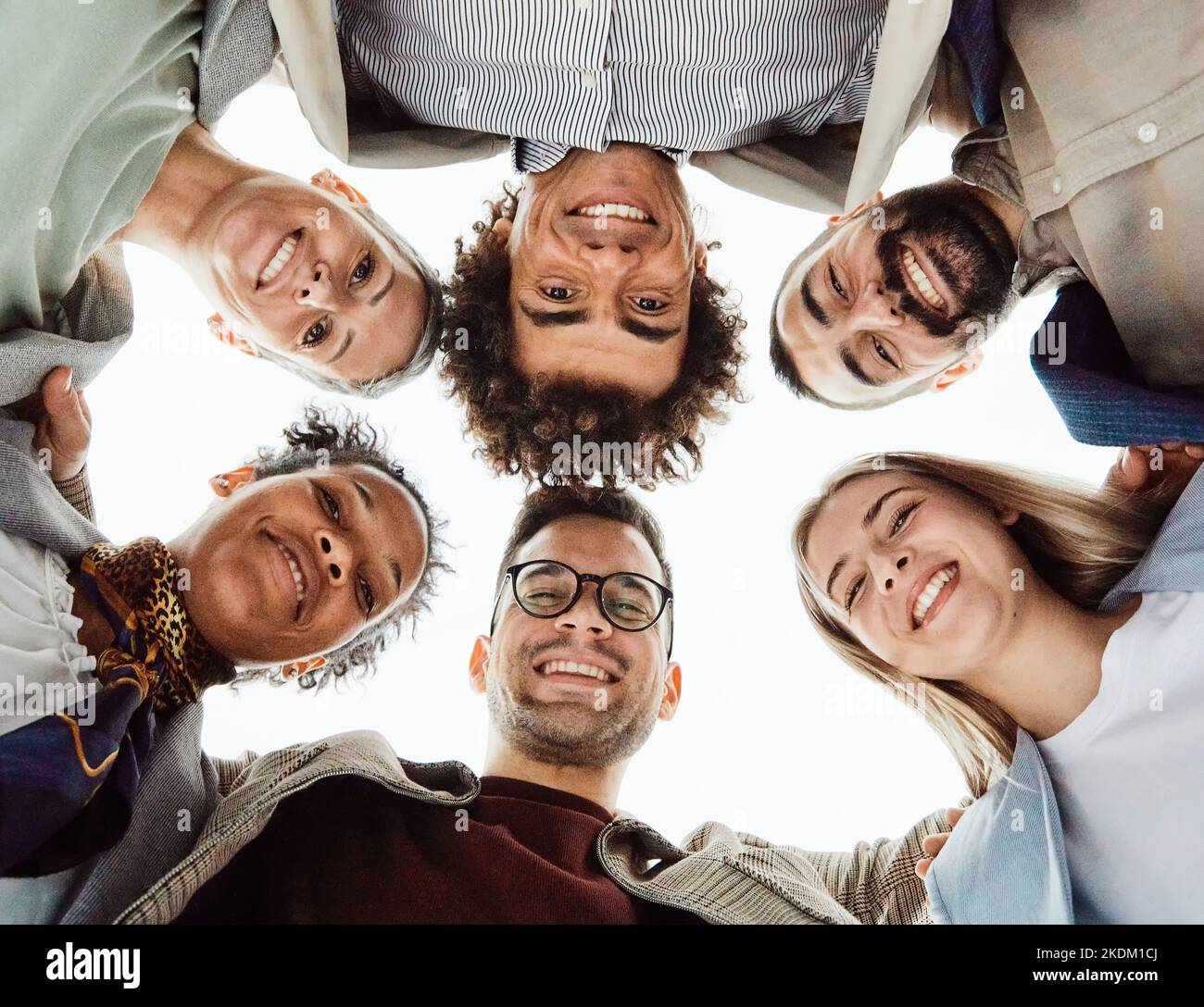 Business Teamwork zusammen unterstützen Gruppe Kollegen Geschäftsmann Geschäftsfrau Team Büro Startup Student junge Kollegen in der Umarmung Stockfoto