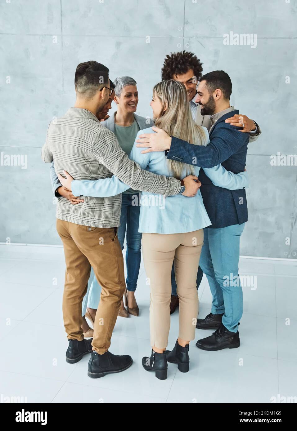 Business Teamwork zusammen unterstützen Gruppe Kollegen Geschäftsmann Geschäftsfrau Team Büro Startup Student junge Kollegen in der Umarmung Stockfoto
