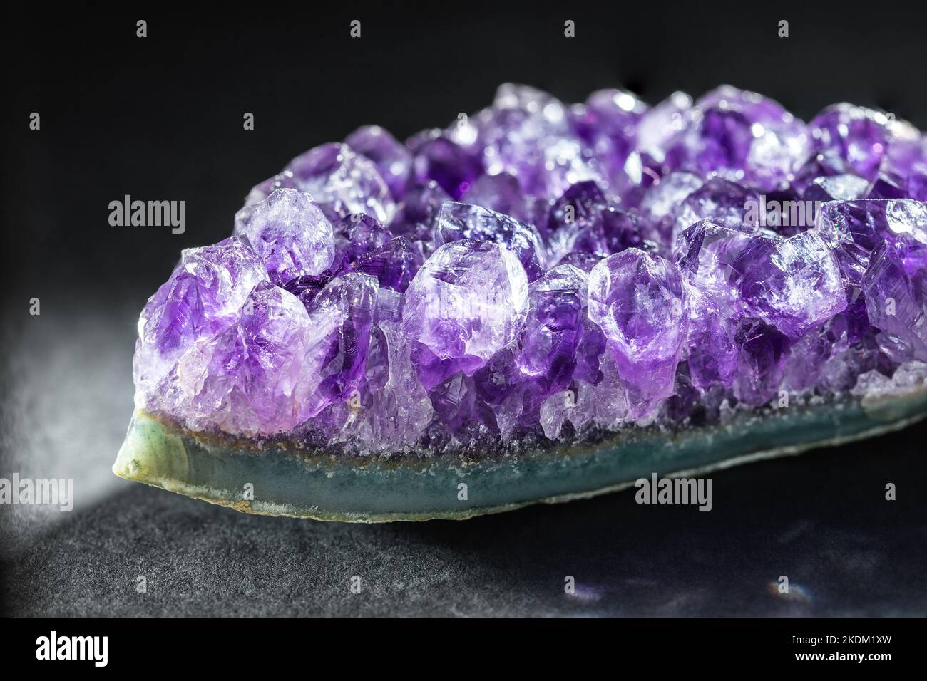 Amethyst Kristallcluster eine violette Quarzsorte auf schwarzem Hintergrund. Heilkristall Konzept, Amethyst ist gut für Angst und Stress zu lindern. N Stockfoto