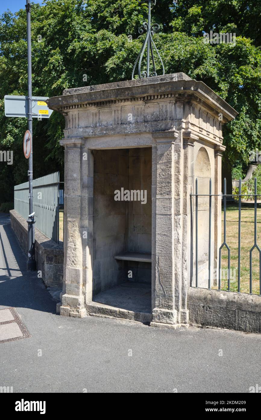 Police Watchmans Hut oder Sentry Box vor dem Holburne Museum and Art Gallery in Bath England, Großbritannien Stockfoto