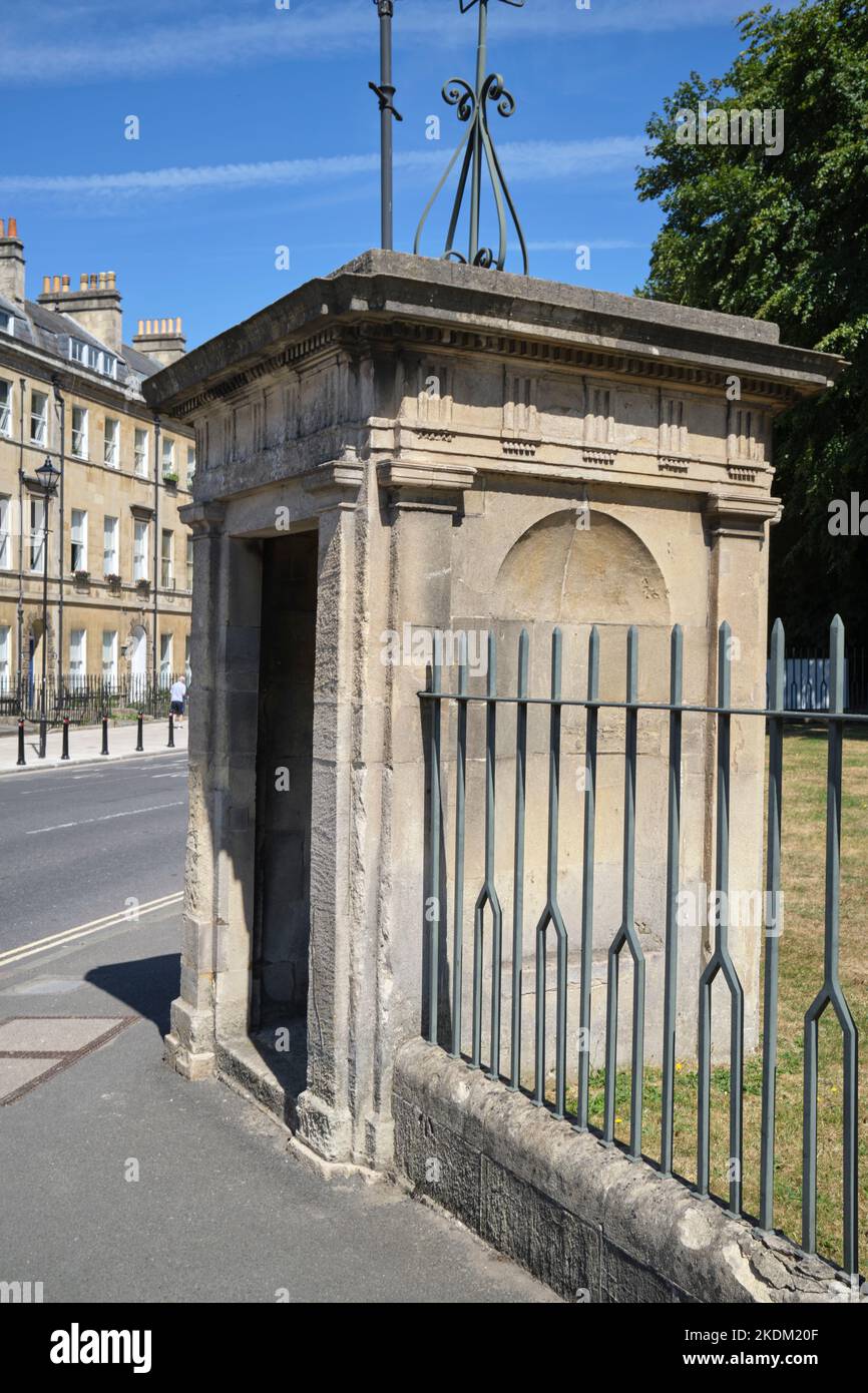 Police Watchmans Hut oder Sentry Box vor dem Holburne Museum and Art Gallery in Bath England, Großbritannien Stockfoto