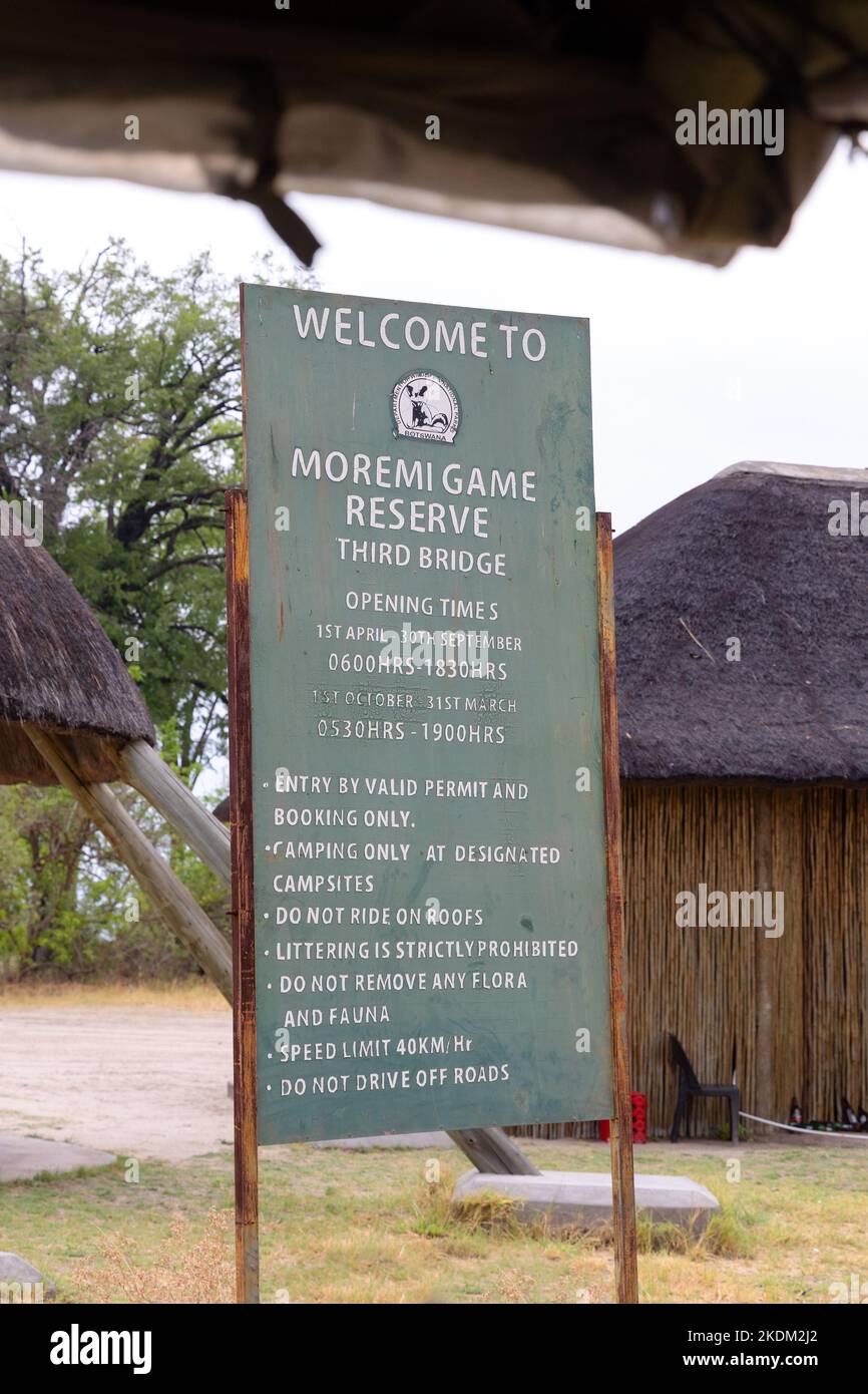 Eintrittsschild am Tor zur dritten Brücke; Moremi Game Reserve, Okavango Delta, Botswana Africa. Afrikanische Safari-Wildreservate. Stockfoto