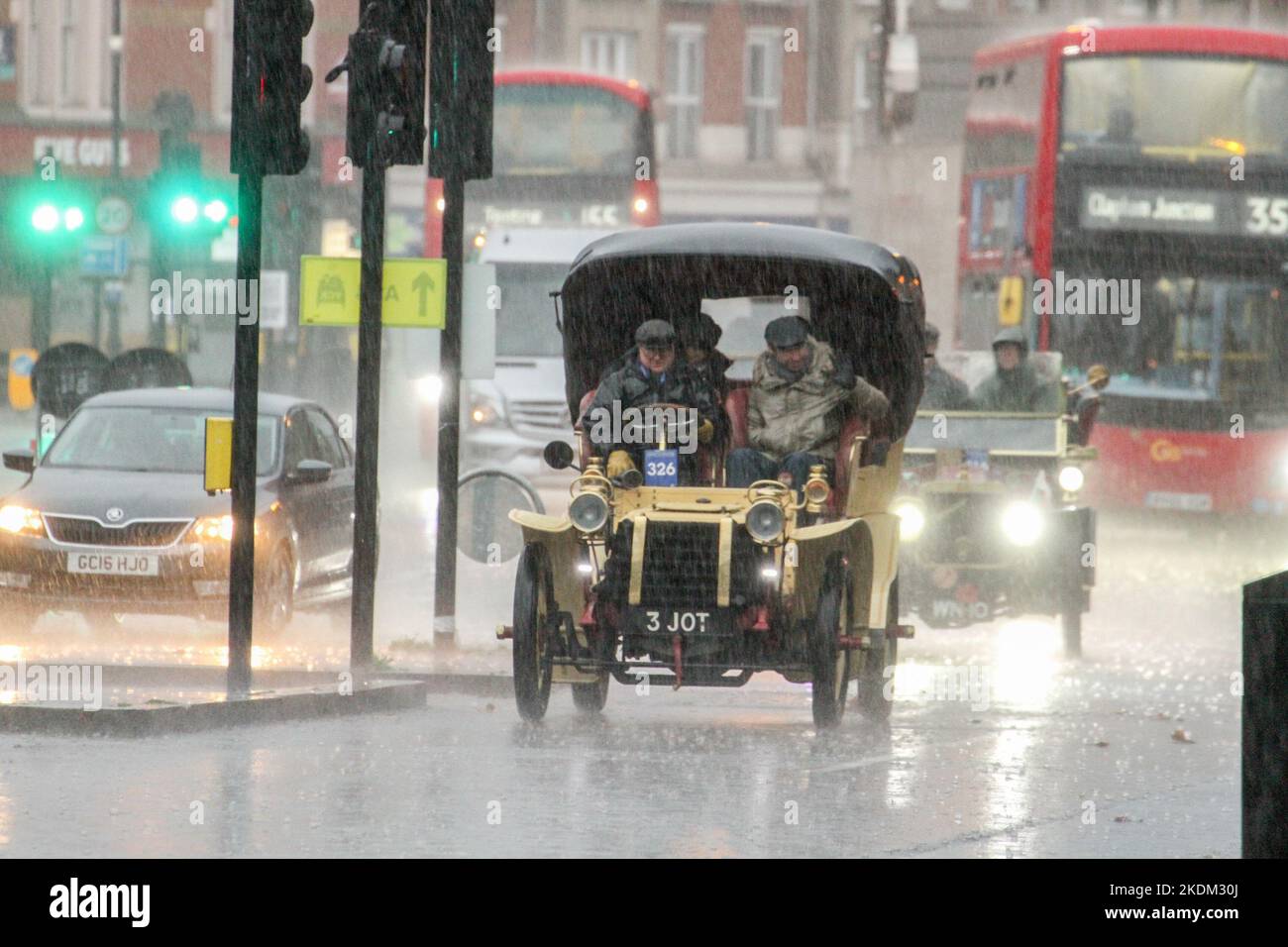 London, Großbritannien. 06.. November 2022. Ein De Dietrich Veteran-Wagen aus dem Jahr 1904, der im Regen durch den Londoner Verkehr gefahren wurde. Mehr als 350 Oldtimer nahmen am jährlichen RM Sotheby's London to Brighton Veteran Car Run Teil. Die 60 Meilen lange Reise zur Sussex-Küste begann um 6am Uhr im Hyde Park in London. Kredit: SOPA Images Limited/Alamy Live Nachrichten Stockfoto