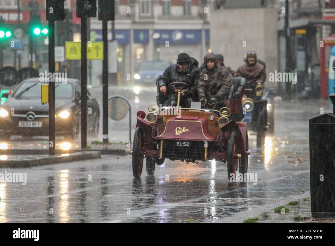London, Großbritannien. 06.. November 2022. Ein Jahrgang 1904 Cadillac gesehen auf dem Weg nach Brighton. Mehr als 350 Oldtimer nahmen am jährlichen RM Sotheby's London to Brighton Veteran Car Run Teil. Die 60 Meilen lange Reise zur Sussex-Küste begann um 6am Uhr im Hyde Park in London. Kredit: SOPA Images Limited/Alamy Live Nachrichten Stockfoto