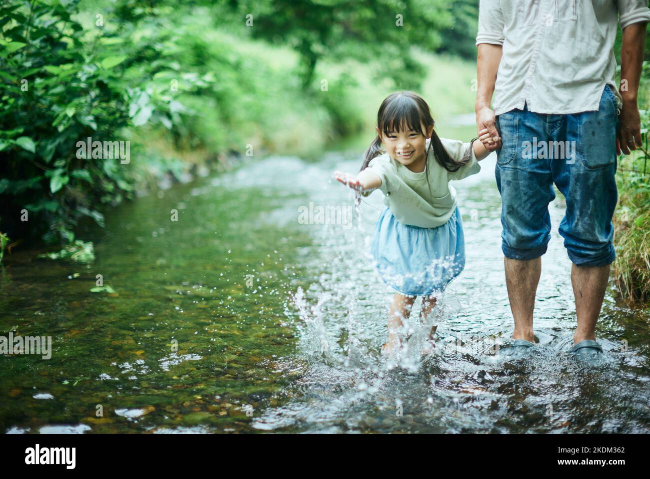 Japanisches Kind mit ihrem Vater im Stadtpark Stockfoto