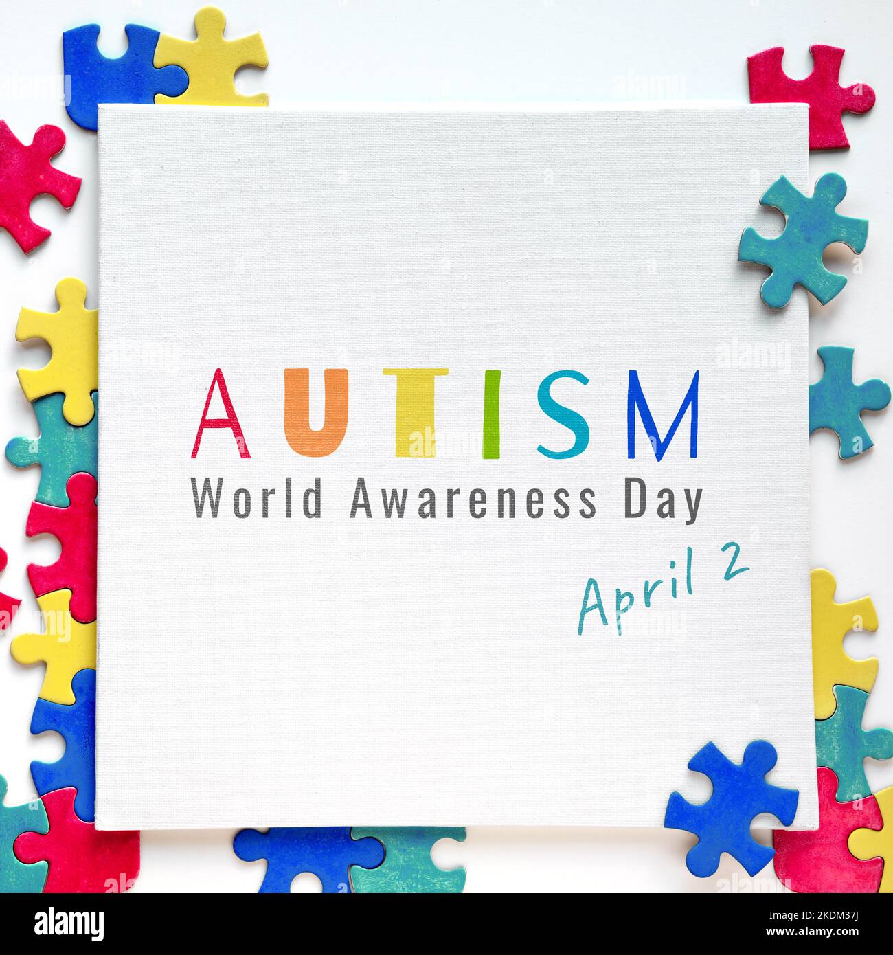 Welt-Autismus-Tag, 2. April, geschrieben auf Leinwand mit Puzzleteilen. Entwurf eines Flyers, Plakat für die Gesundheitsawareness-Kampagne für Autistic Stockfoto