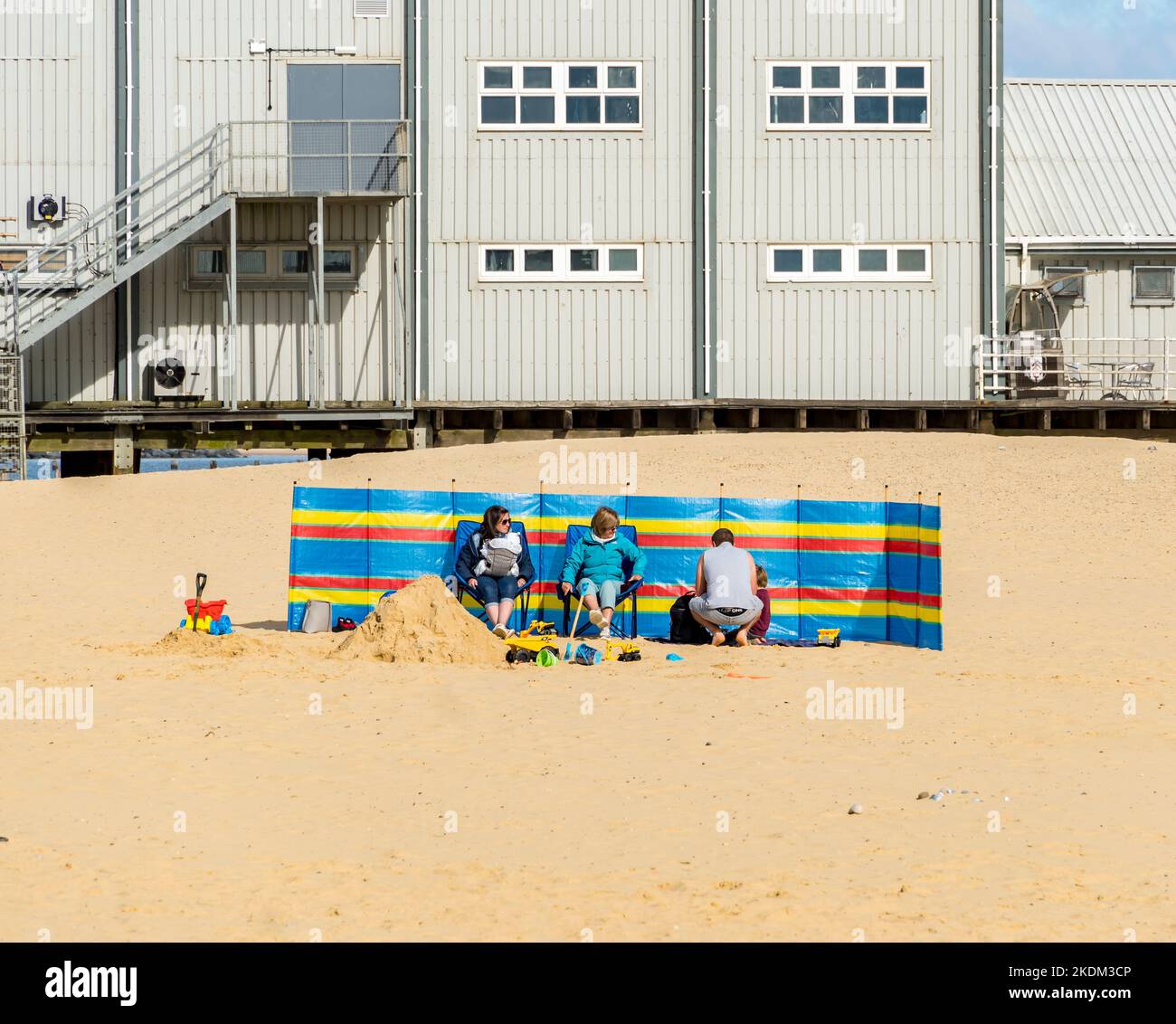 Familie genießt eine Pause am Strand South Beach Lowestoft 2022 Stockfoto