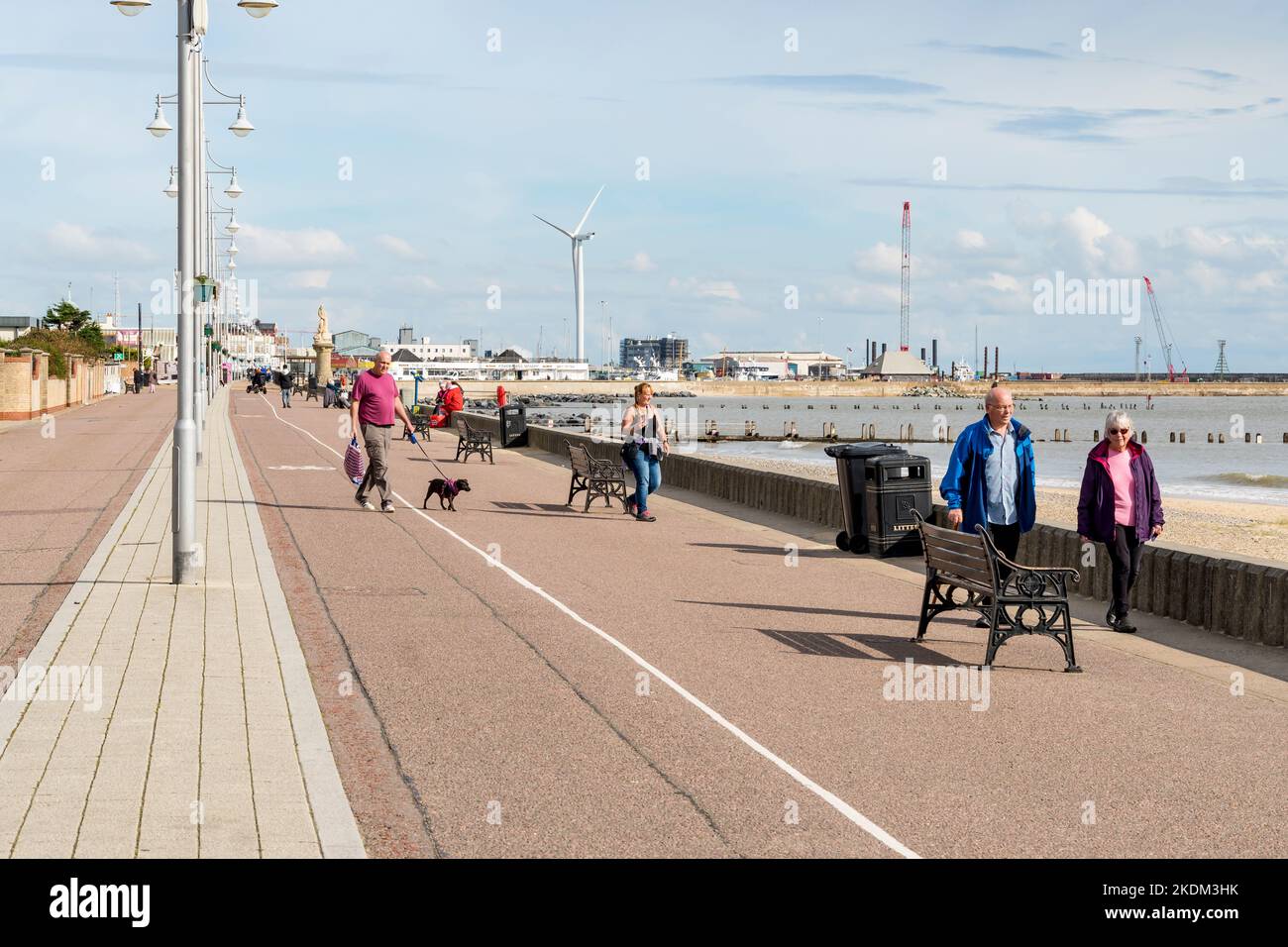 Menschen, die am Südstrand am Meer spazieren, ziehen Lowestoft suffolk 2022 Stockfoto
